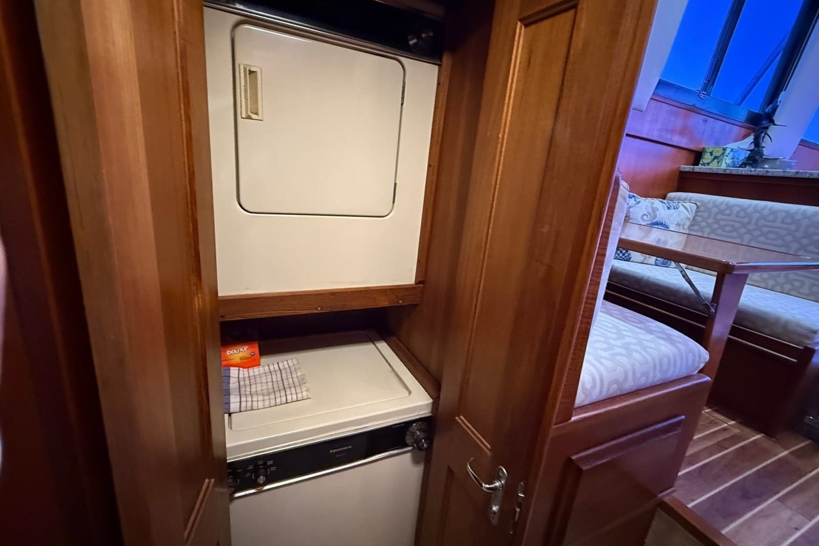 1989 Viking 48 Convertible - Photo 32