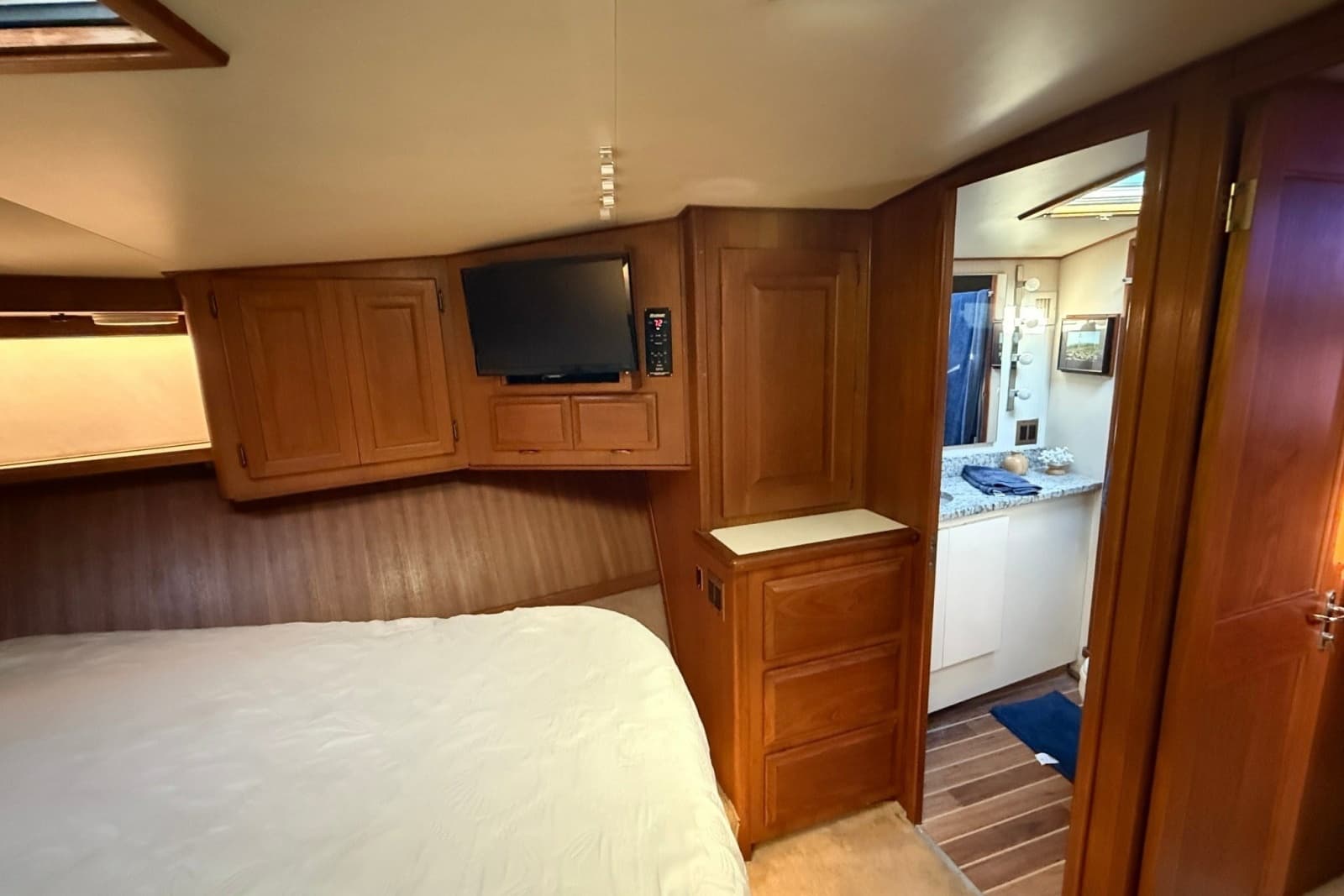 1989 Viking 48 Convertible - Photo 28