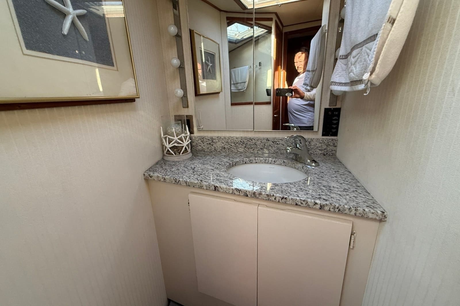 1989 Viking 48 Convertible - Photo 30