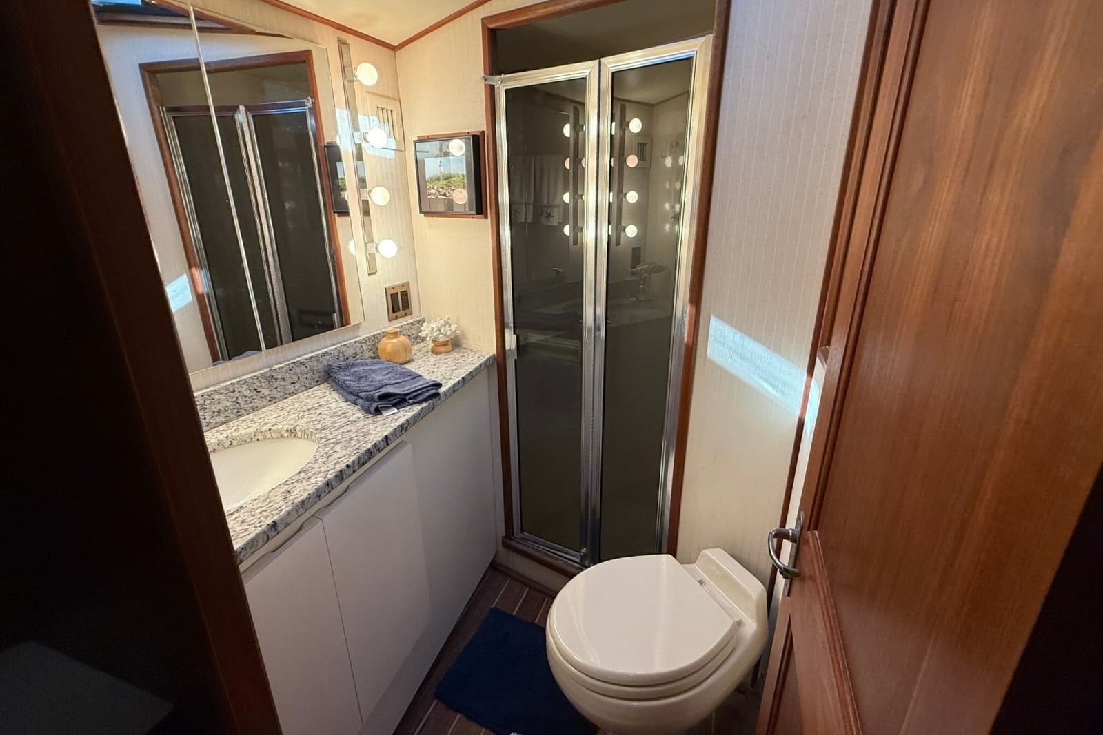 1989 Viking 48 Convertible - Photo 34