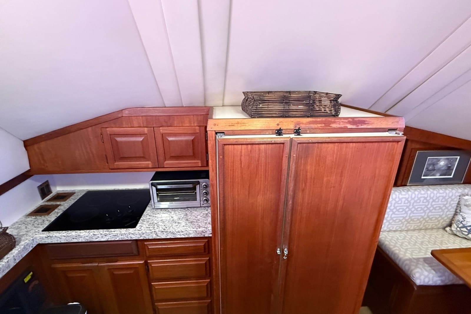 1989 Viking 48 Convertible - Photo 20