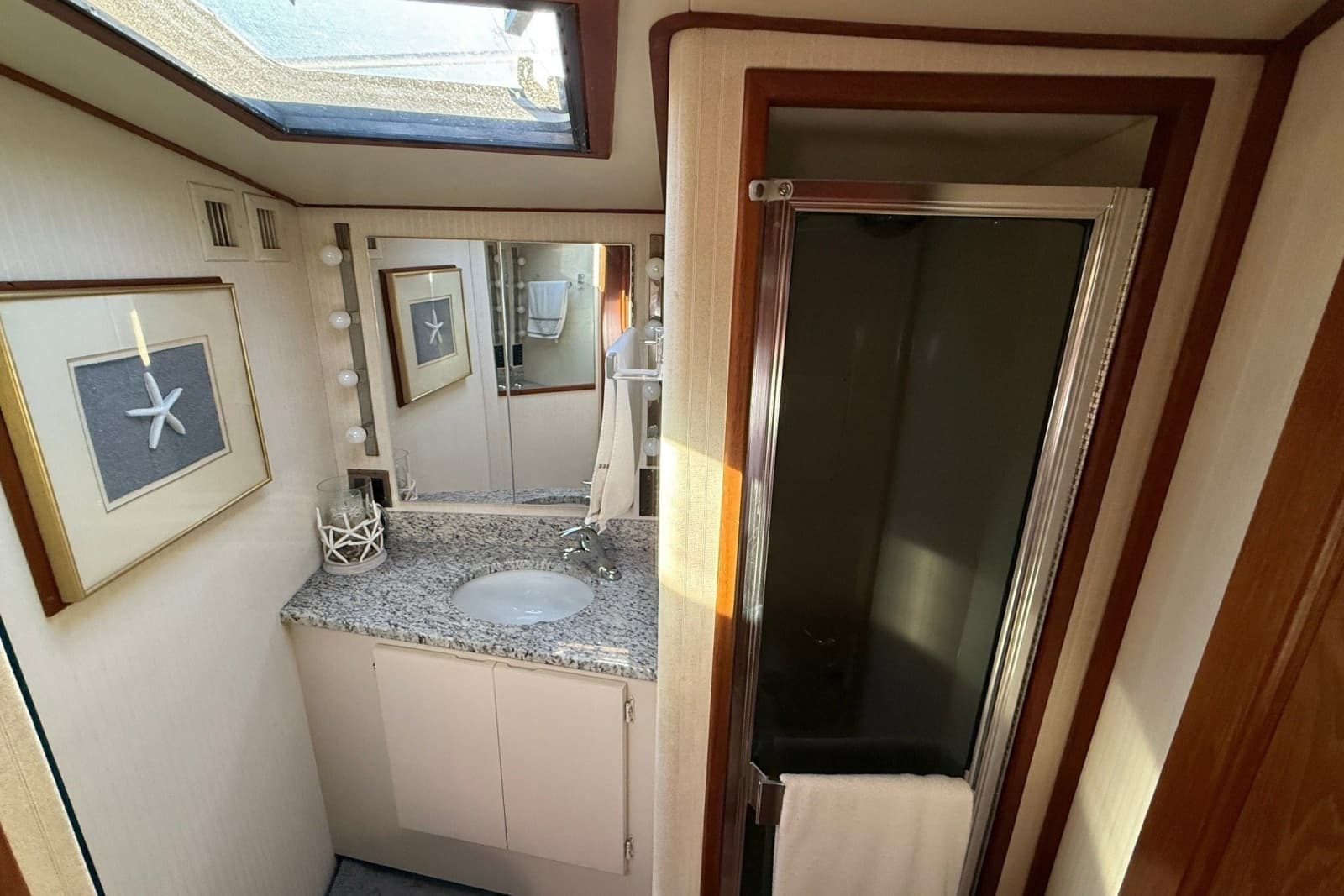 1989 Viking 48 Convertible - Photo 31