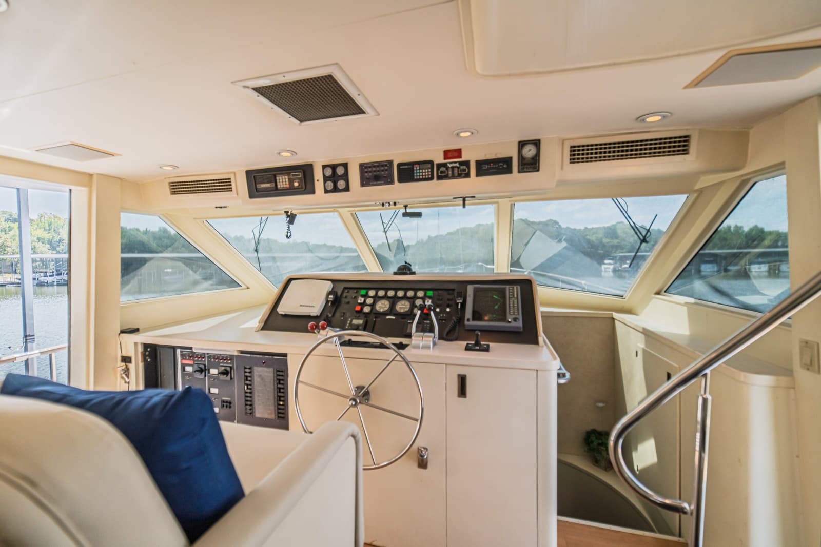 1988 Hatteras 70 Cockpit Motor Yacht - Photo 47