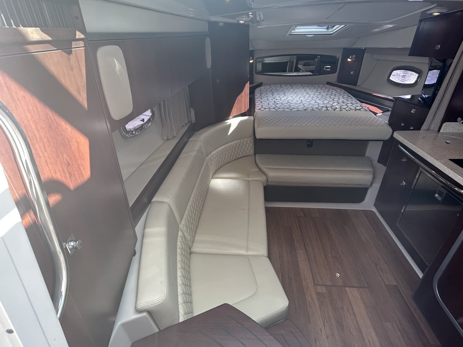 2015 Chaparral 310 Signature - Photo 14