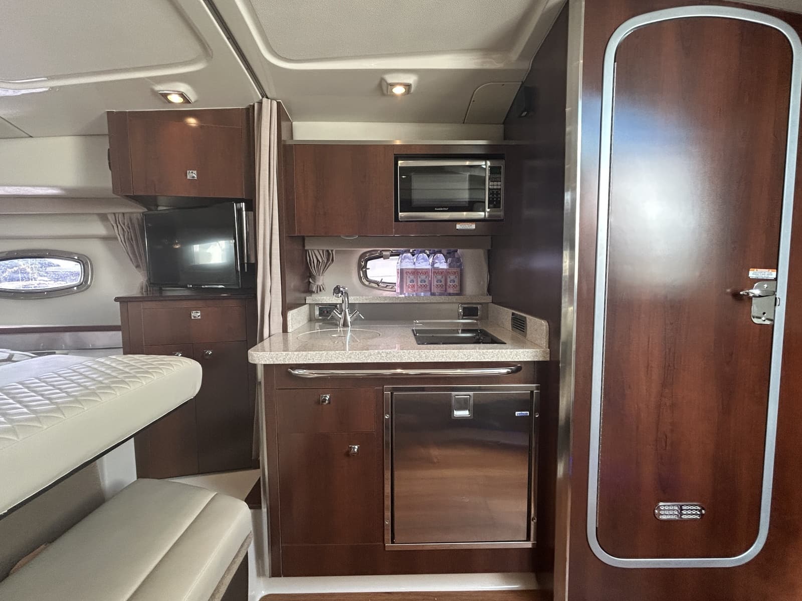 2015 Chaparral 310 Signature - Photo 16