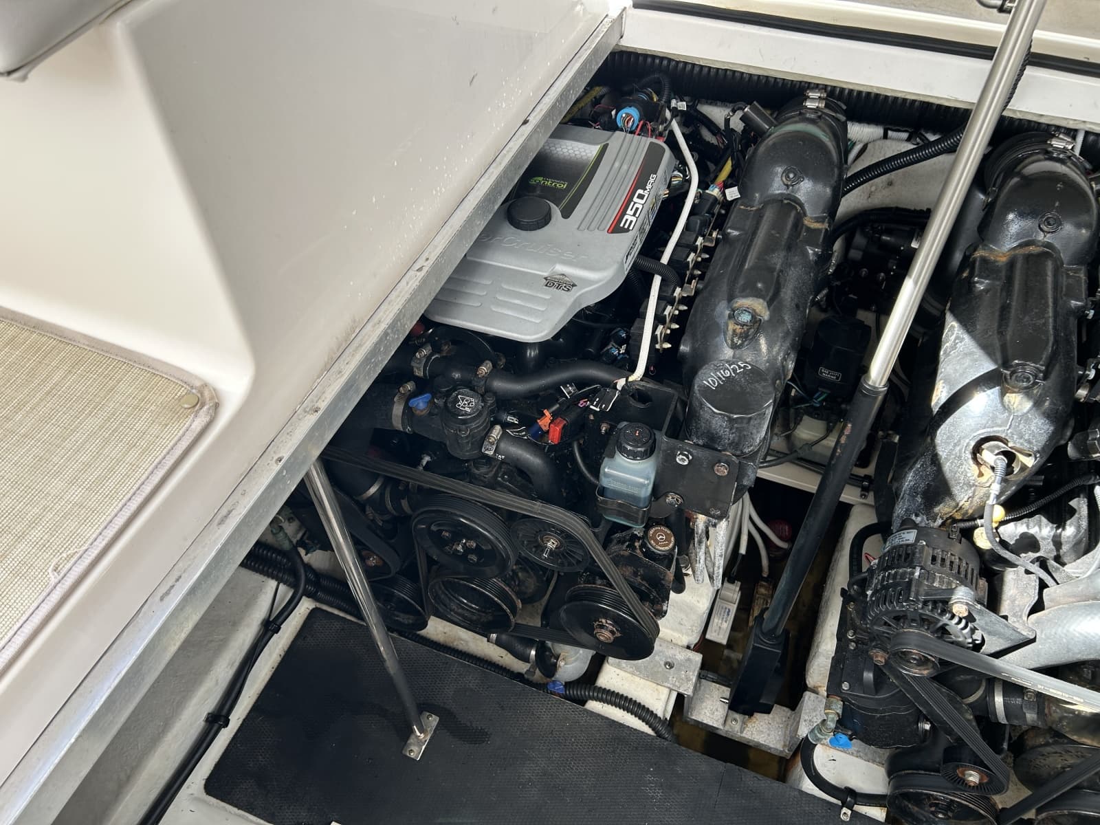 2015 Chaparral 310 Signature - Photo 25