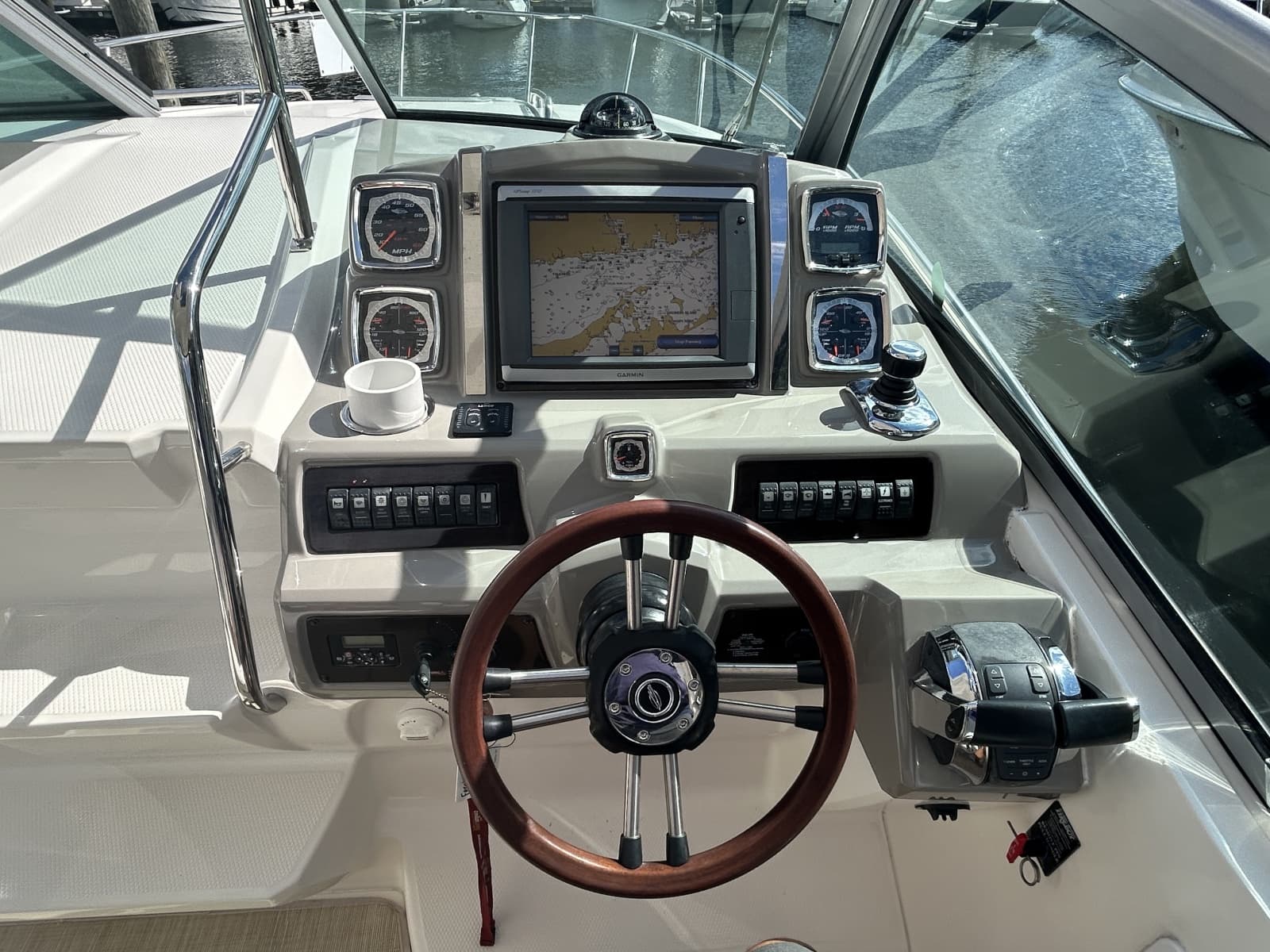 2015 Chaparral 310 Signature - Photo 8
