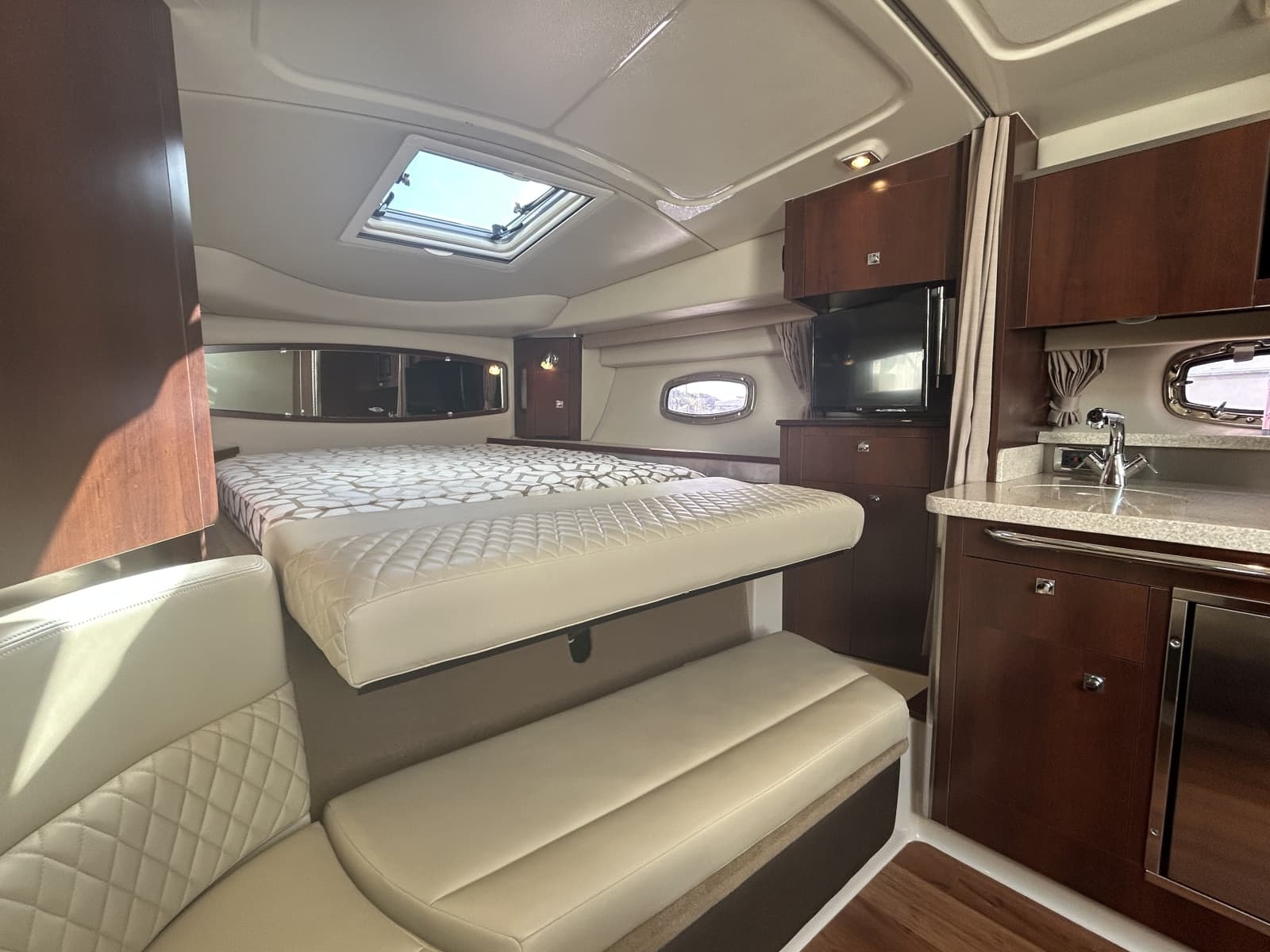 2015 Chaparral 310 Signature - Photo 17
