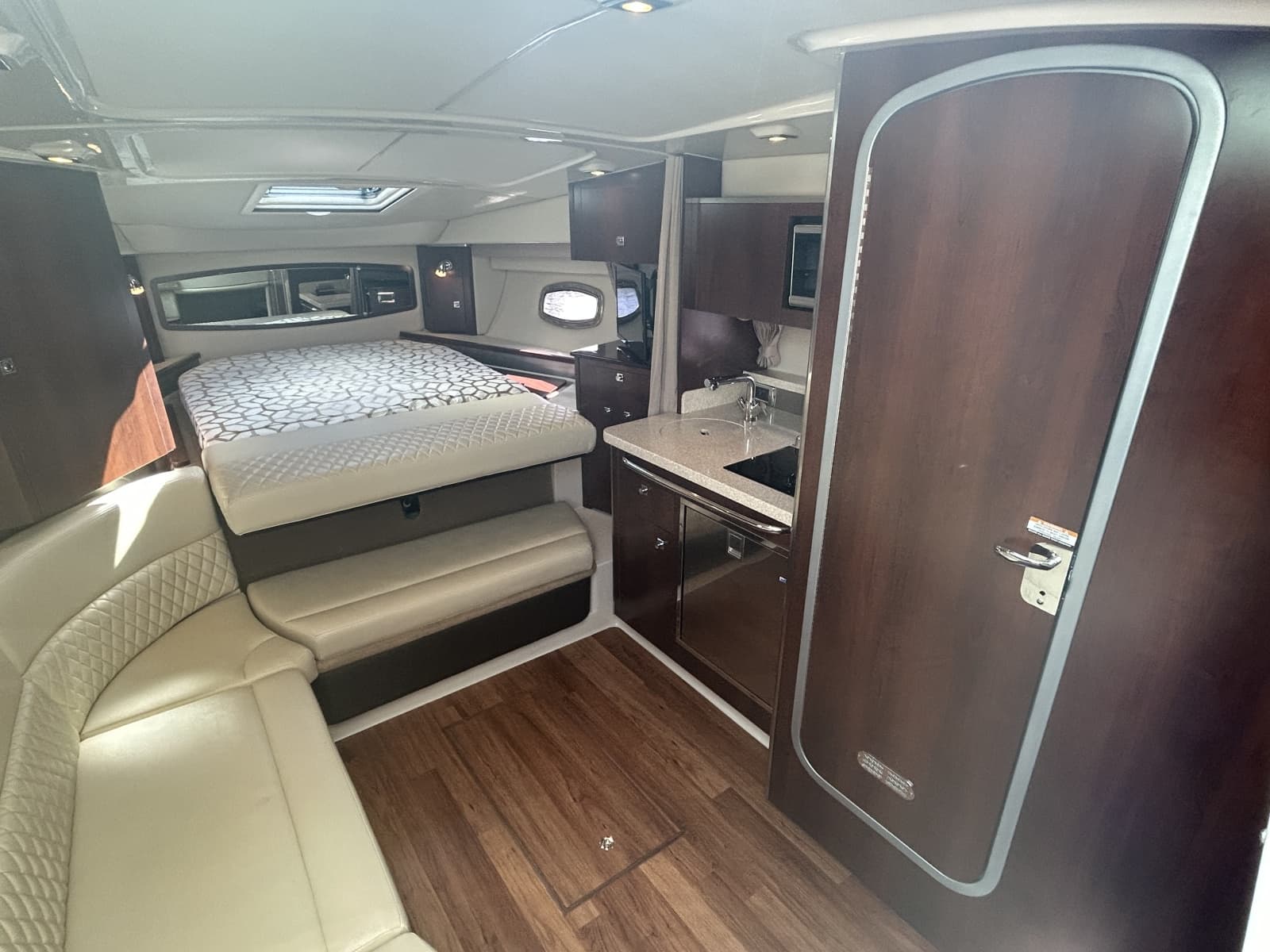 2015 Chaparral 310 Signature - Photo 15