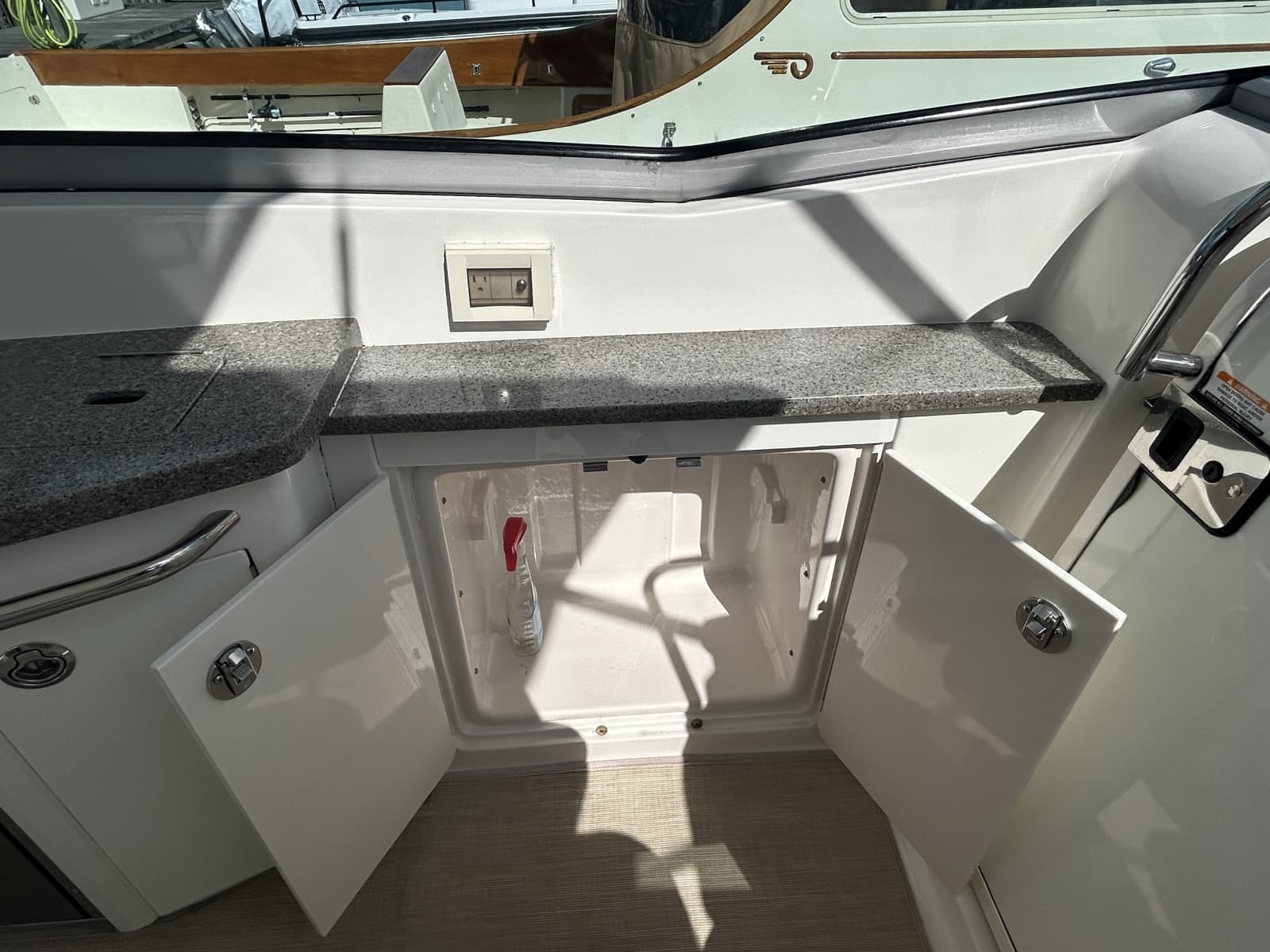 2015 Chaparral 310 Signature - Photo 7