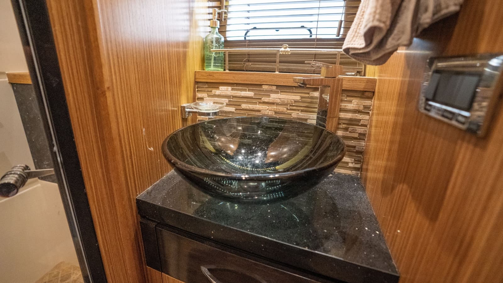2016 Sea Ray L590 - Photo 38
