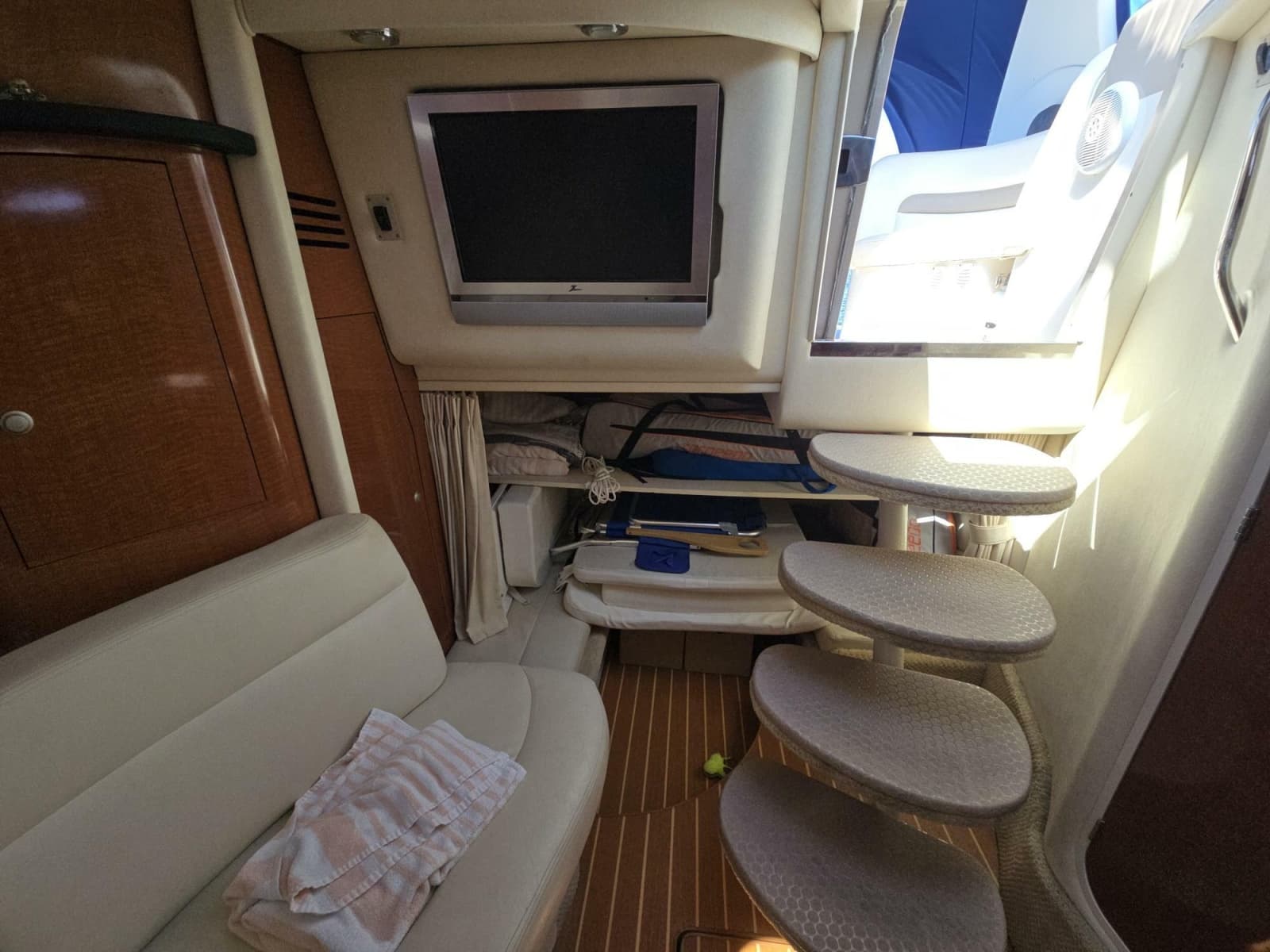 2005 Sea Ray 320 Sundancer - Photo 31