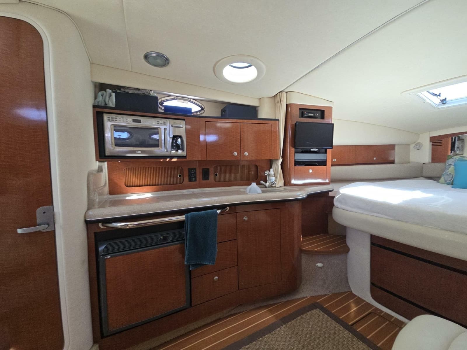 2005 Sea Ray 320 Sundancer - Photo 25