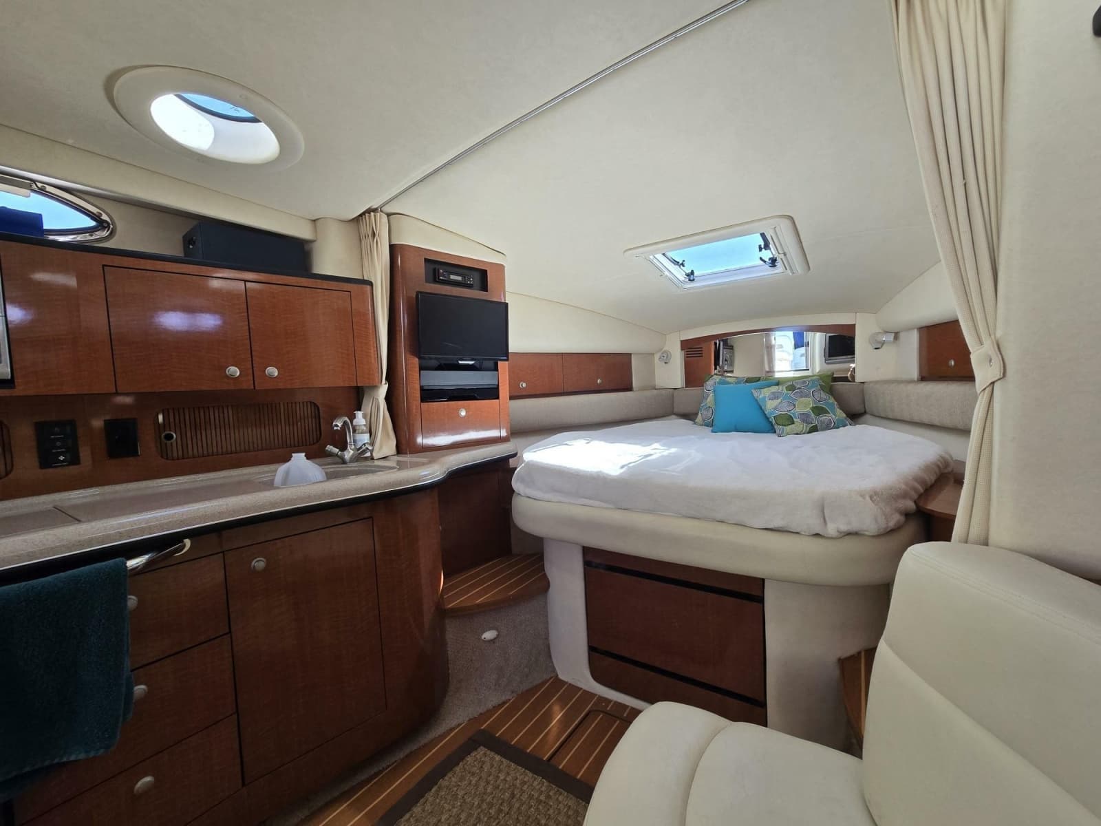 2005 Sea Ray 320 Sundancer - Photo 16