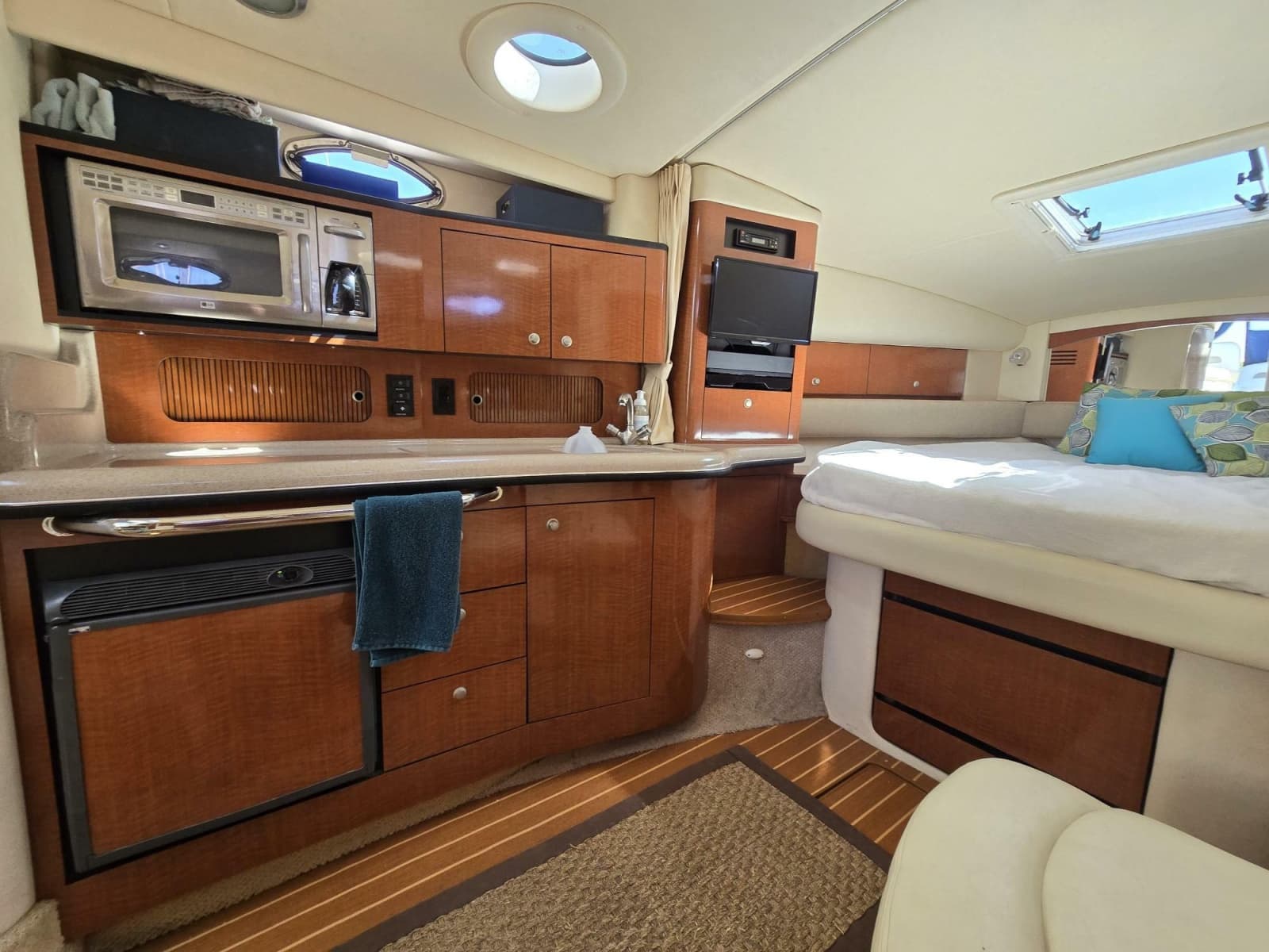 2005 Sea Ray 320 Sundancer - Photo 3