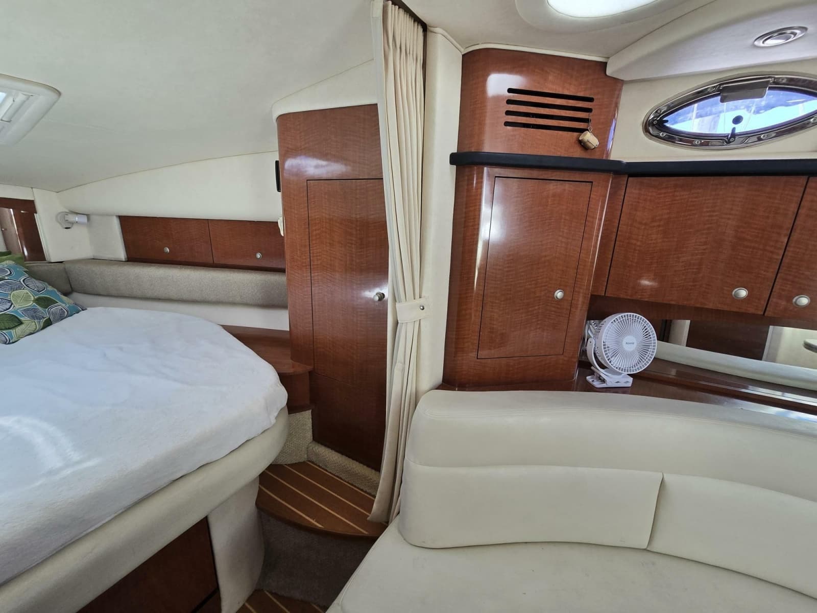 2005 Sea Ray 320 Sundancer - Photo 24