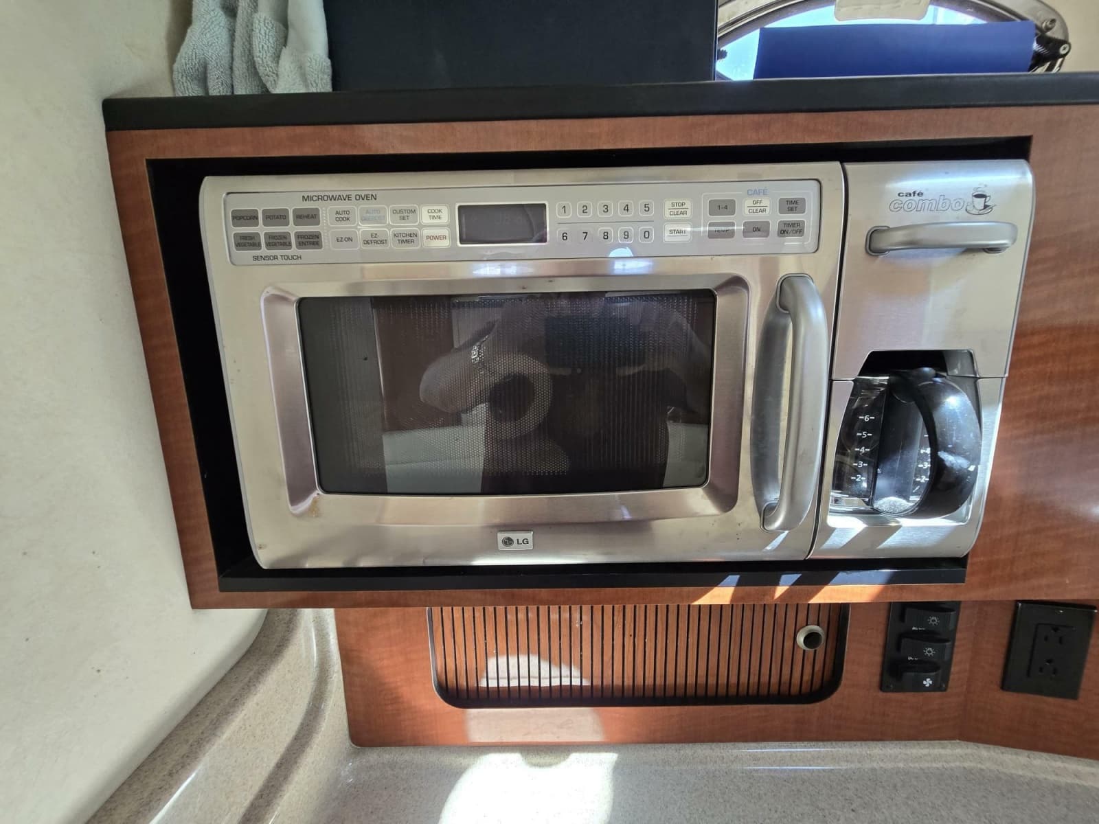 2005 Sea Ray 320 Sundancer - Photo 34