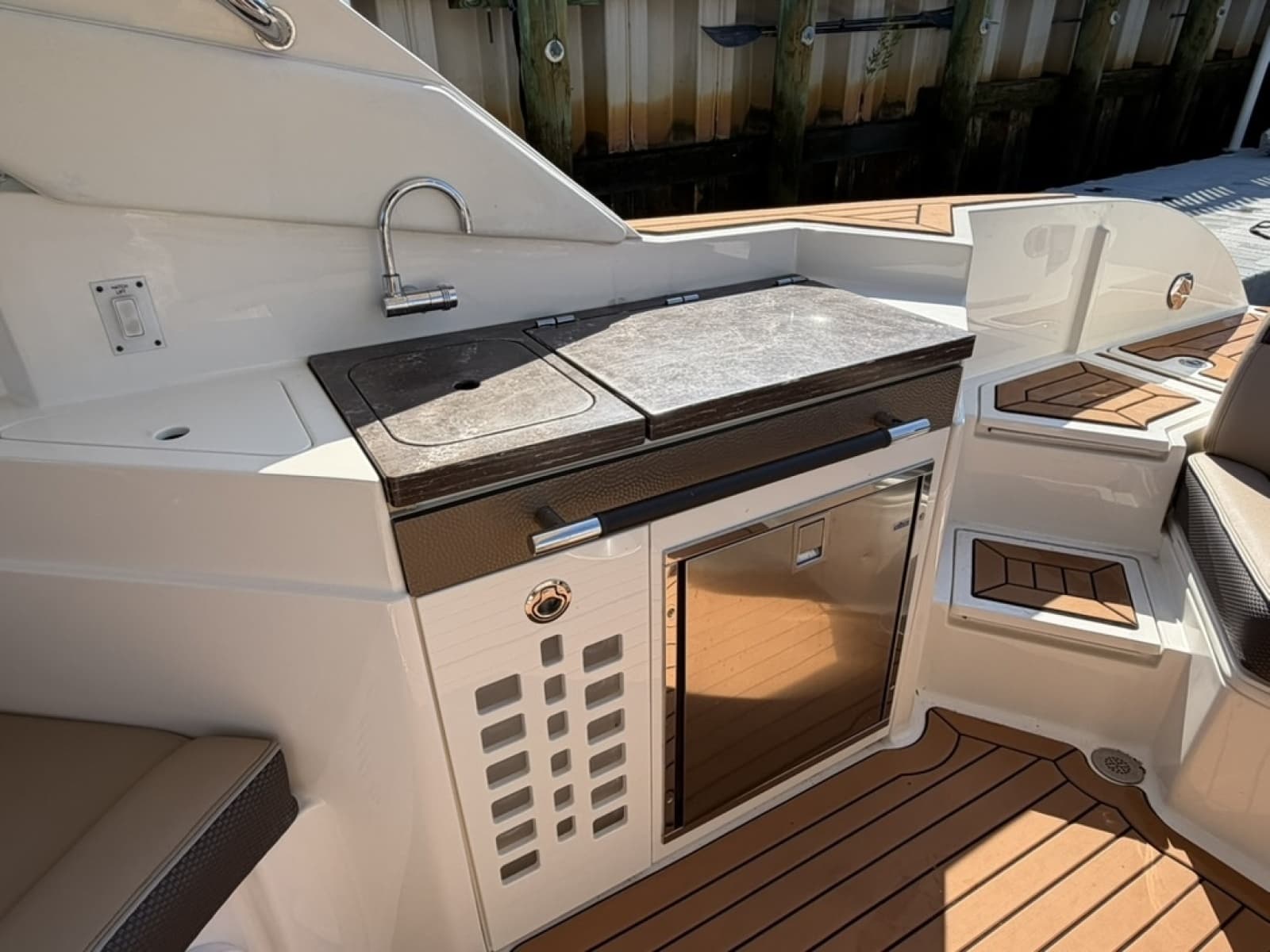 2017 Sea Ray SLX 350 - Photo 12