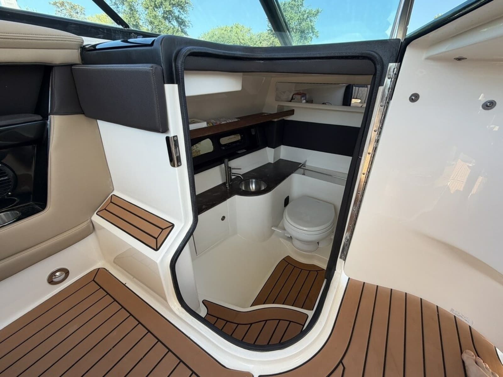2017 Sea Ray SLX 350 - Photo 49