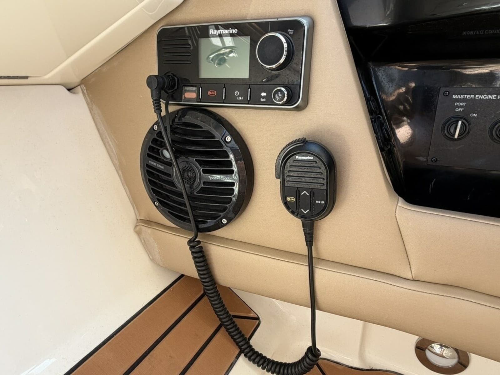 2017 Sea Ray SLX 350 - Photo 27