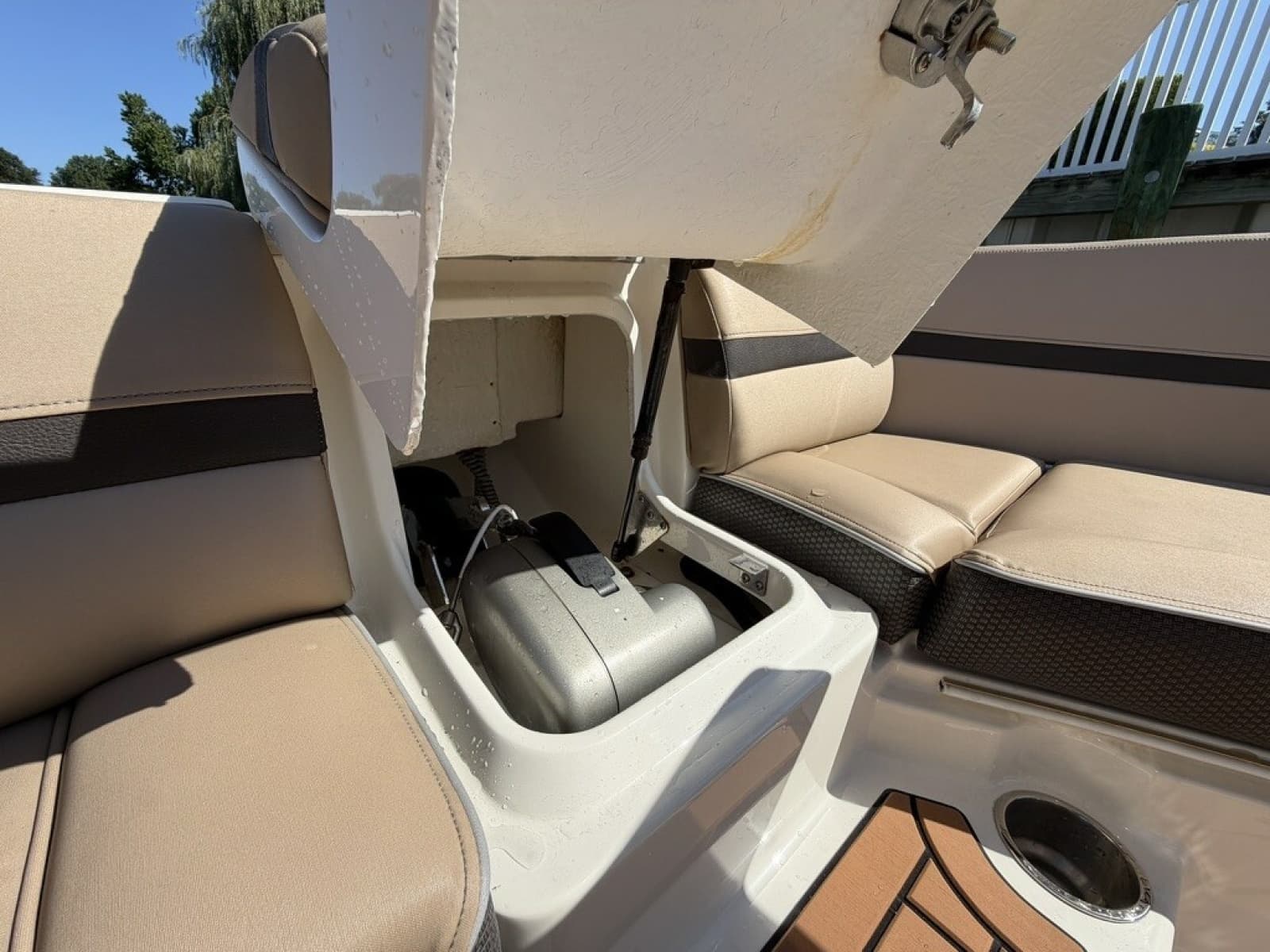2017 Sea Ray SLX 350 - Photo 36