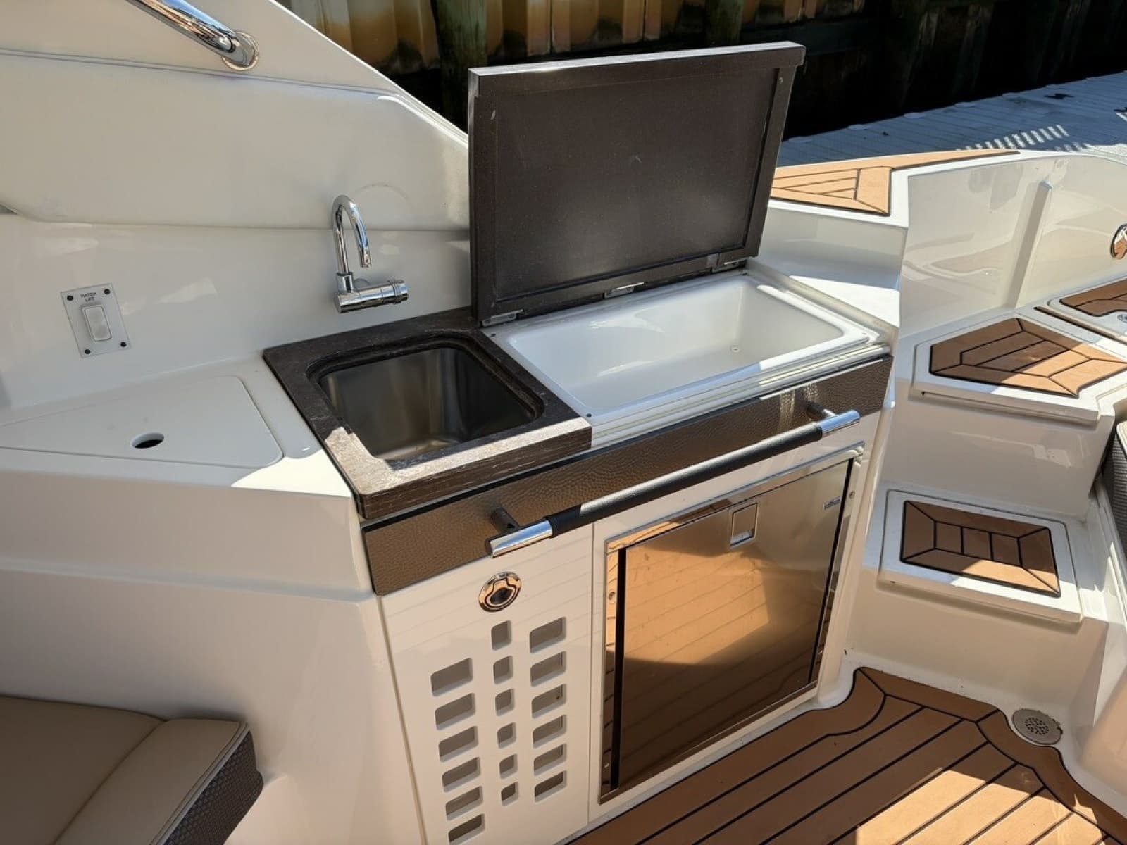 2017 Sea Ray SLX 350 - Photo 13
