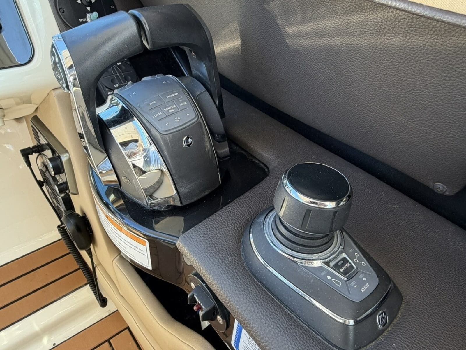 2017 Sea Ray SLX 350 - Photo 28