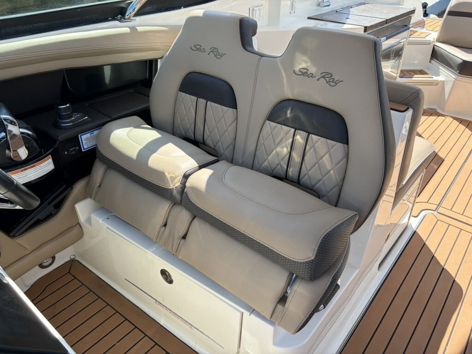 2017 Sea Ray SLX 350 - Photo 24