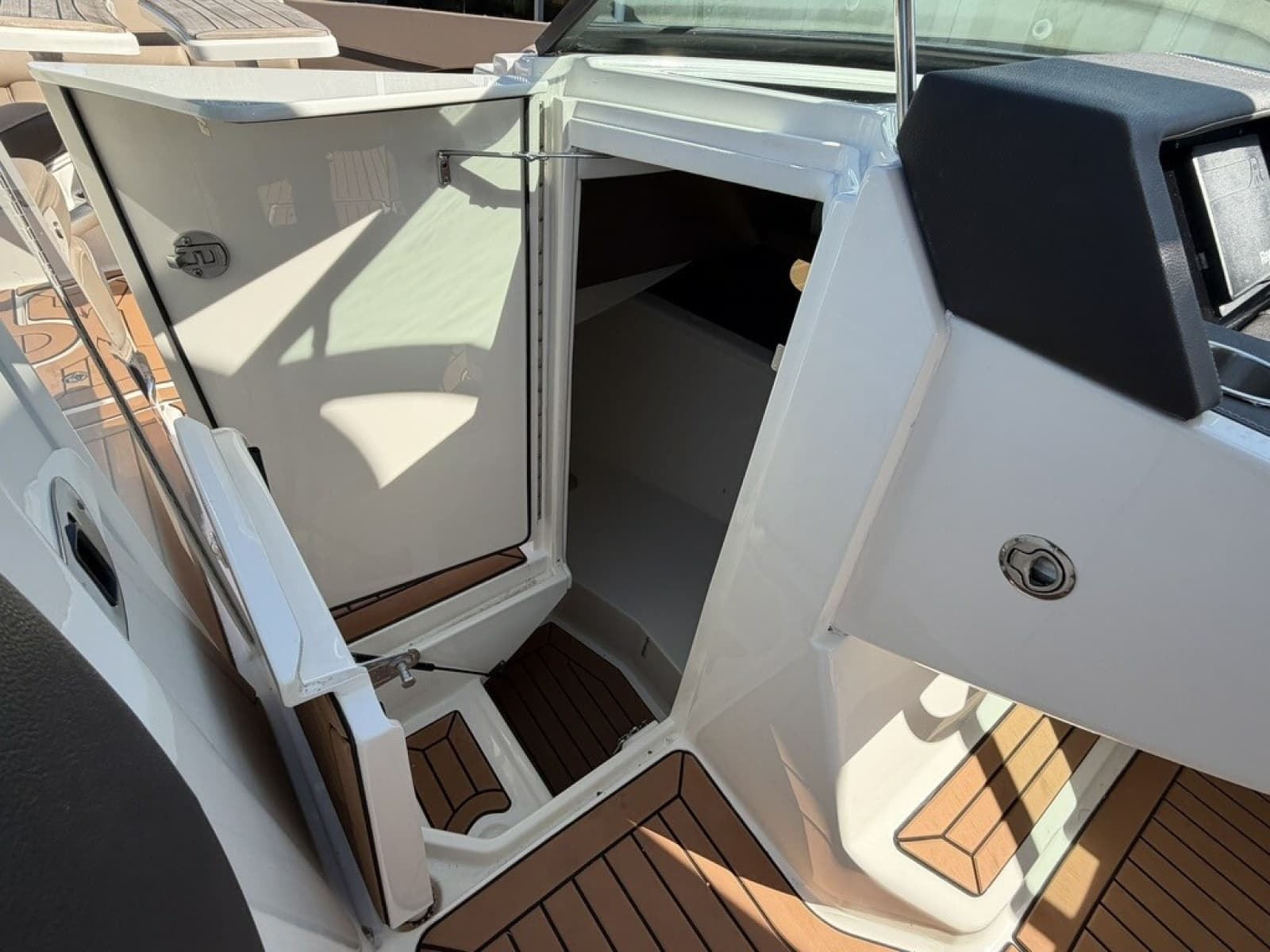 2017 Sea Ray SLX 350 - Photo 42