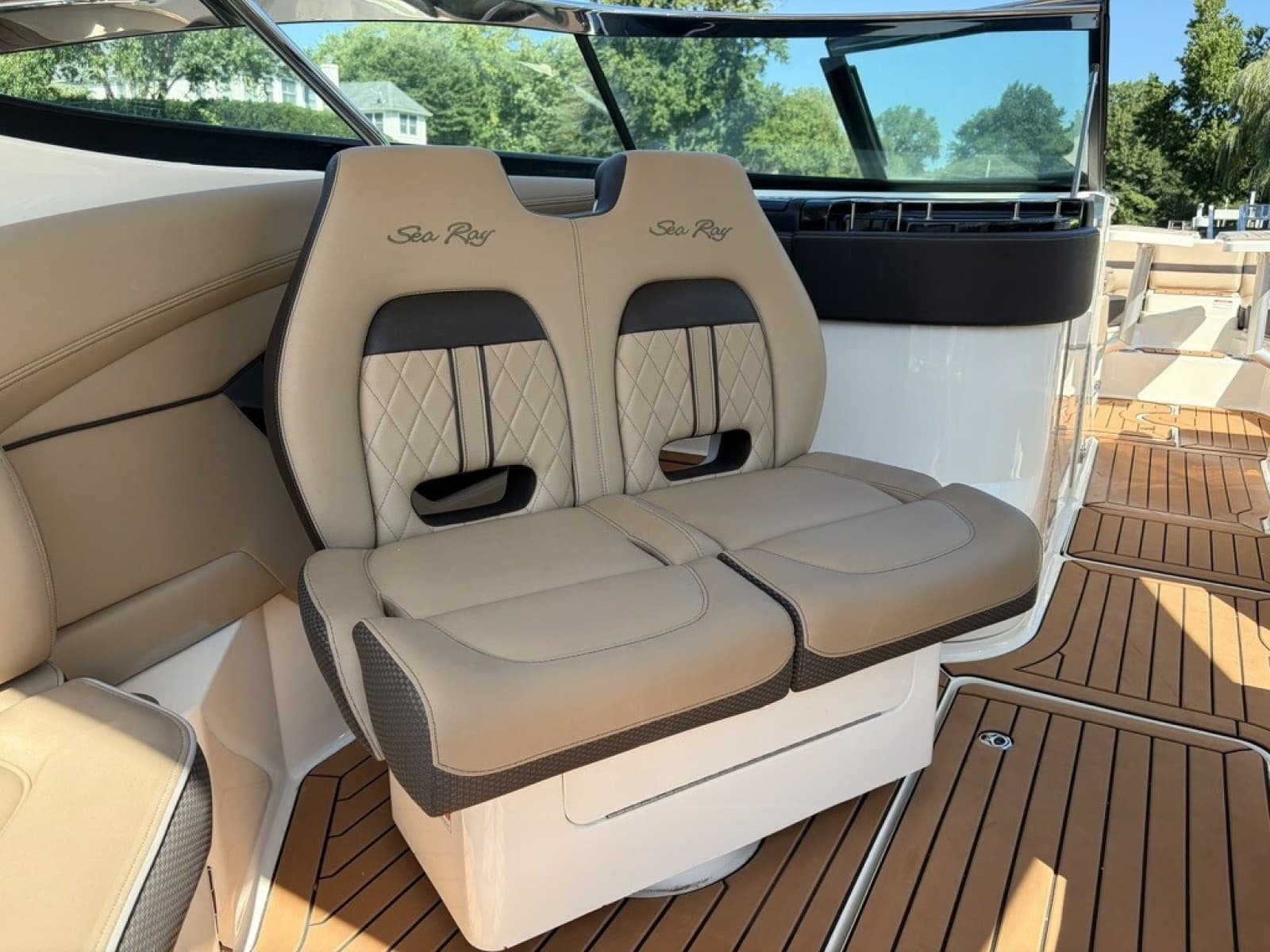 2017 Sea Ray SLX 350 - Photo 22