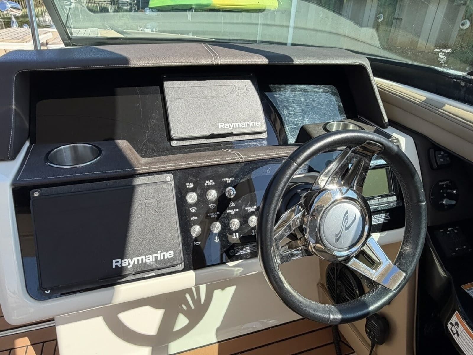 2017 Sea Ray SLX 350 - Photo 29