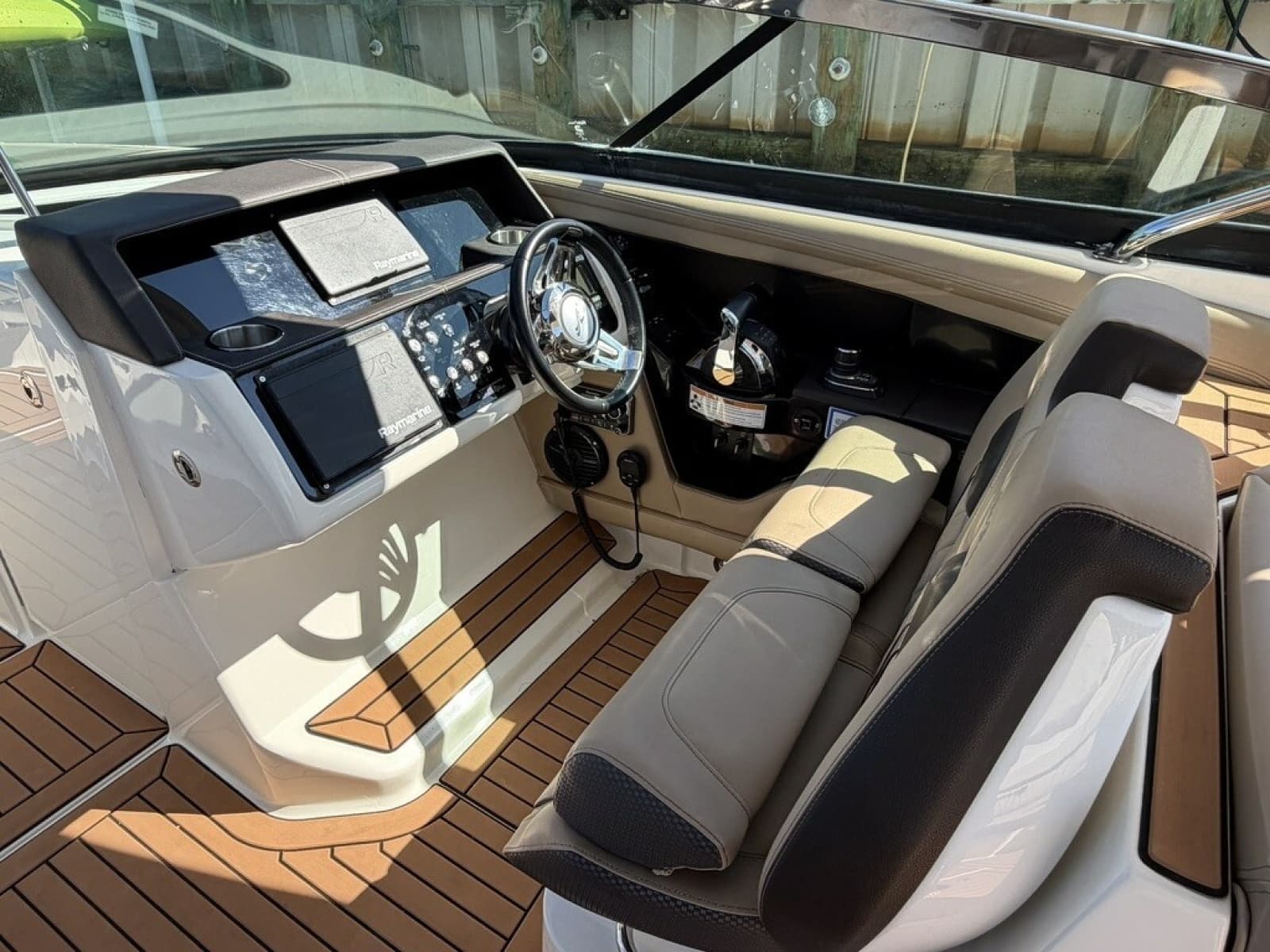 2017 Sea Ray SLX 350 - Photo 30