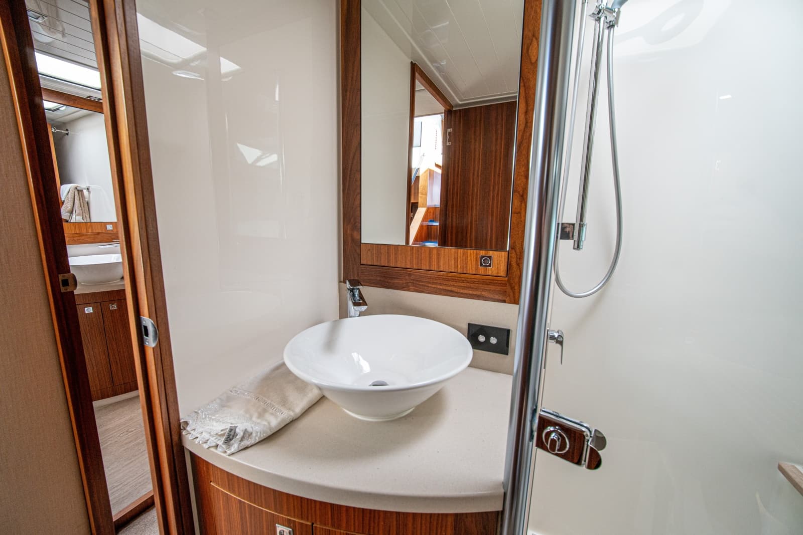 2015 Riviera 6000 Sport Yacht - Photo 43