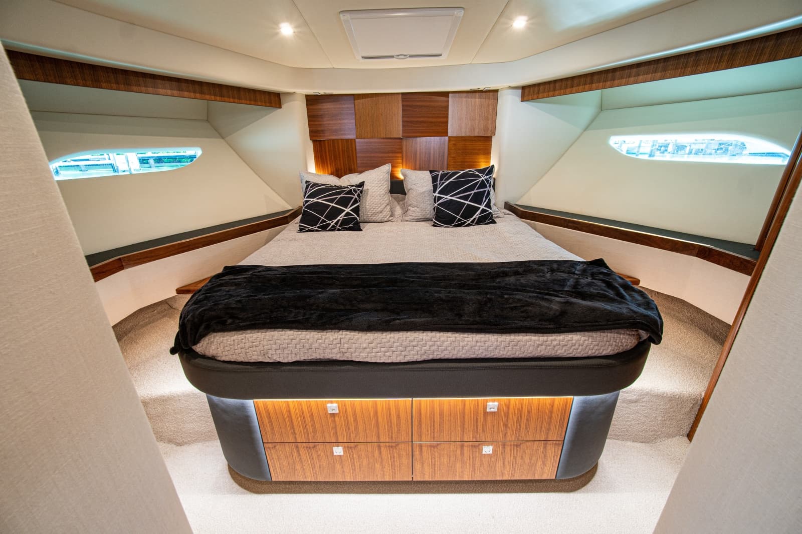 2015 Riviera 6000 Sport Yacht - Photo 56
