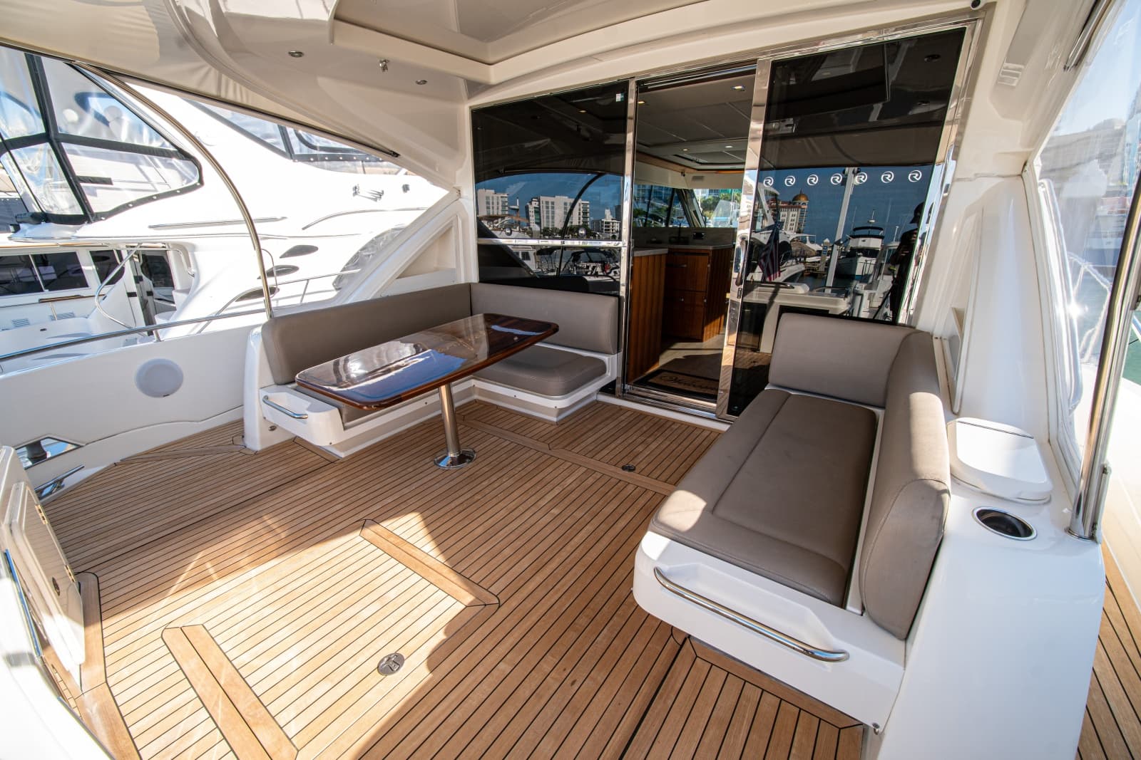 2015 Riviera 6000 Sport Yacht - Photo 23