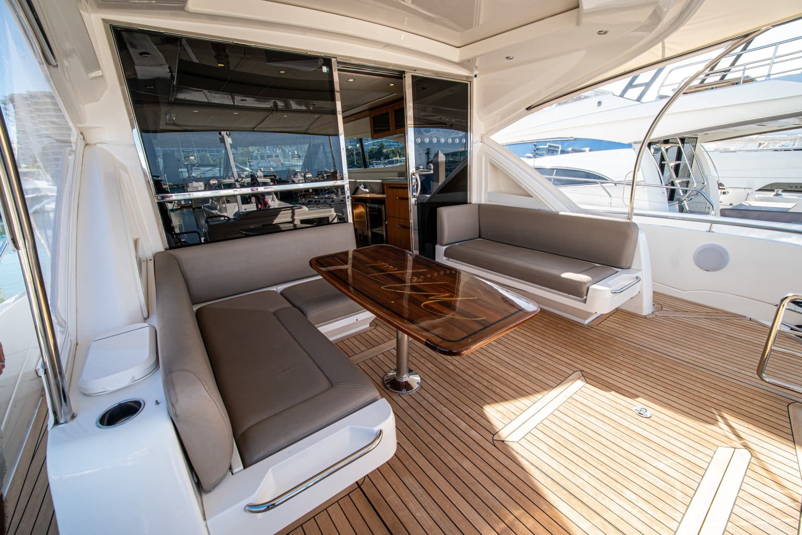 2015 Riviera 6000 Sport Yacht - Photo 26