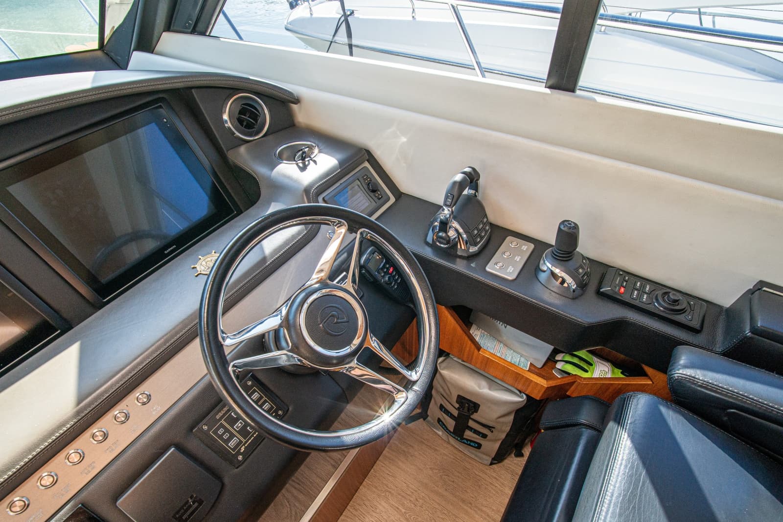 2015 Riviera 6000 Sport Yacht - Photo 35