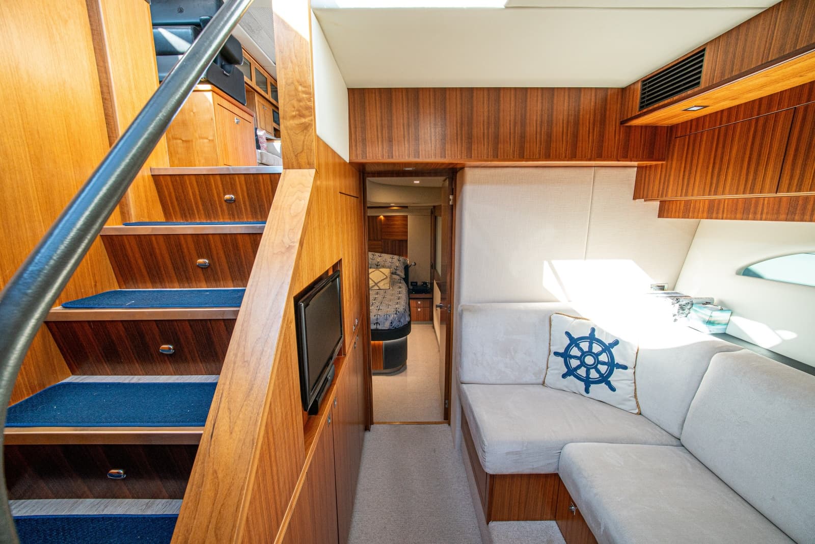 2015 Riviera 6000 Sport Yacht - Photo 46