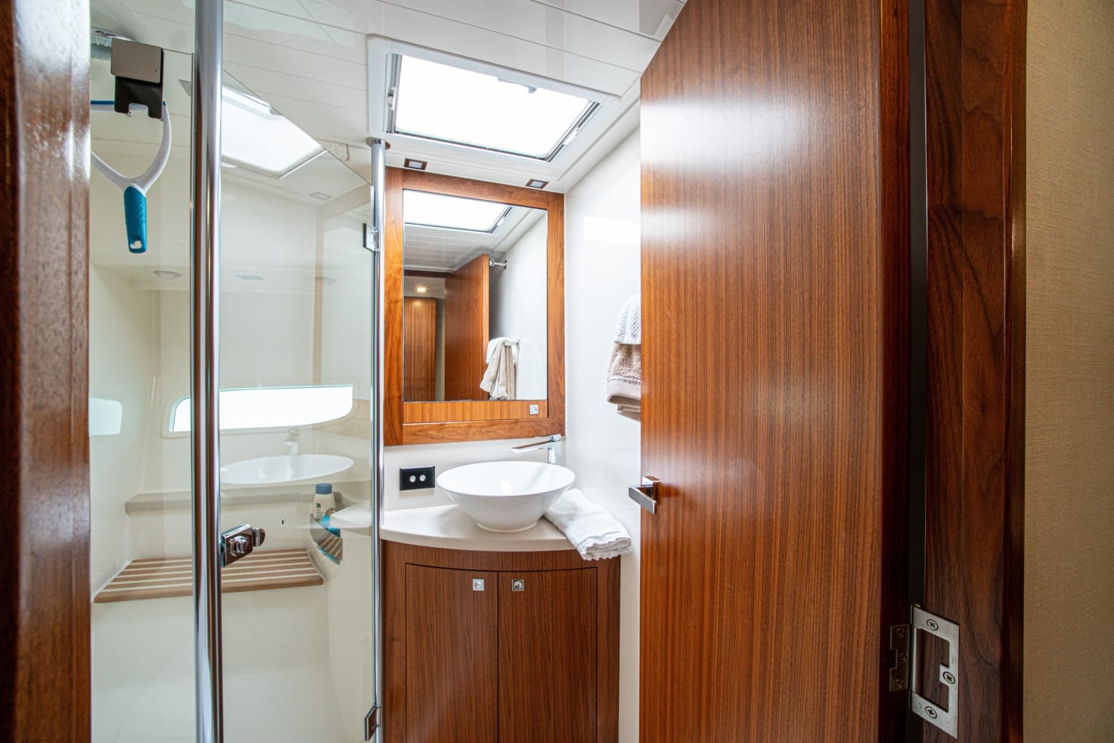 2015 Riviera 6000 Sport Yacht - Photo 57