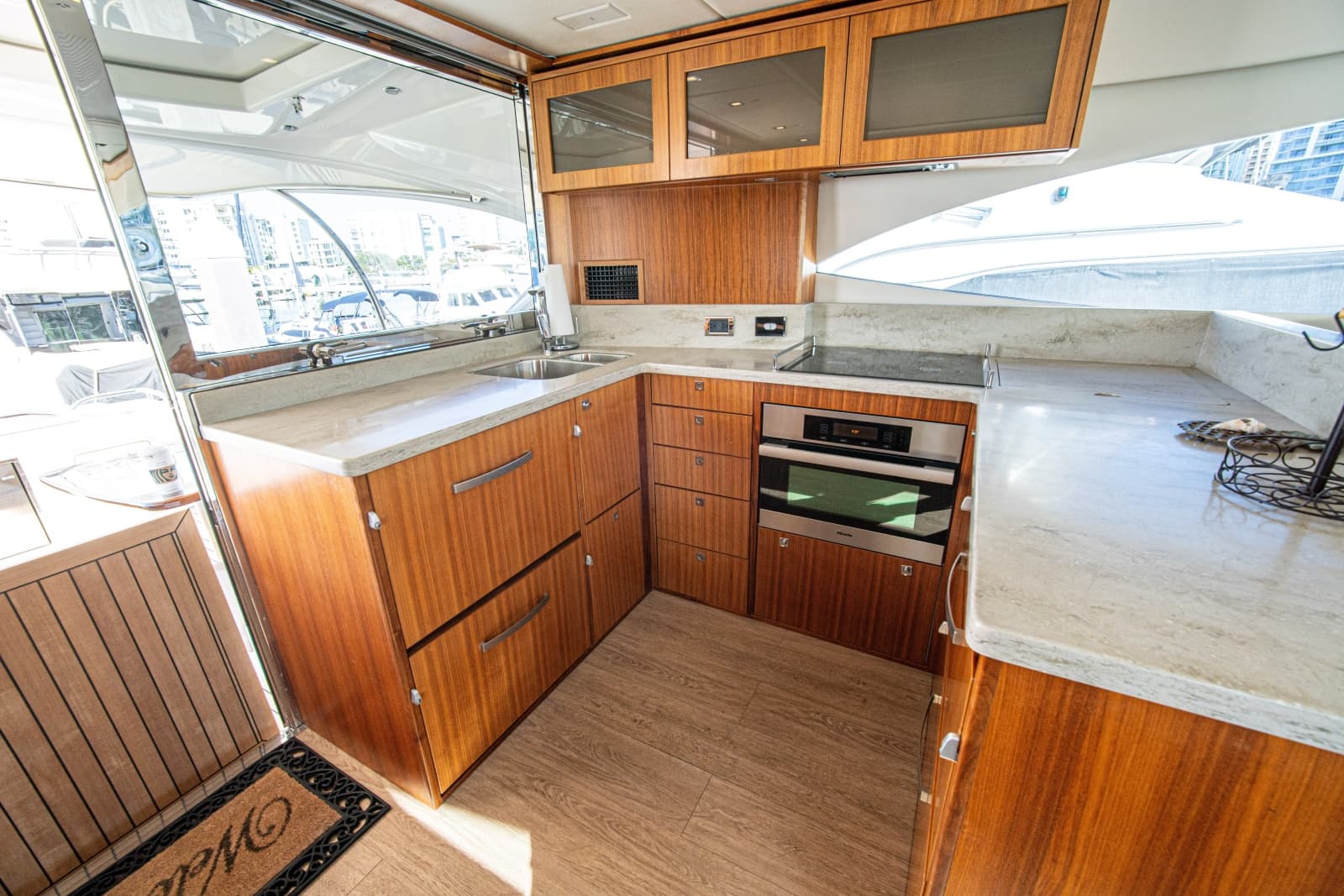 2015 Riviera 6000 Sport Yacht - Photo 29