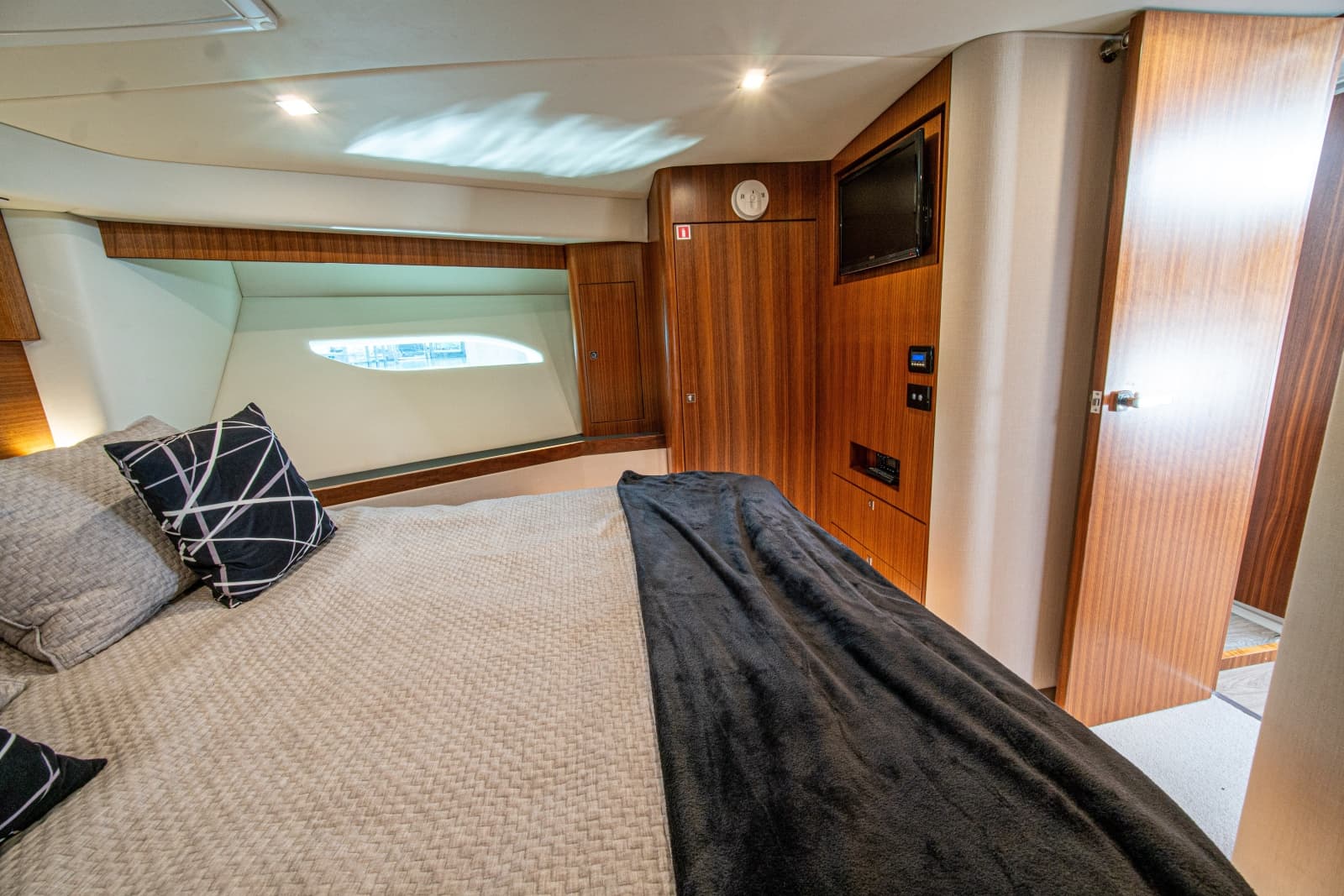 2015 Riviera 6000 Sport Yacht - Photo 59