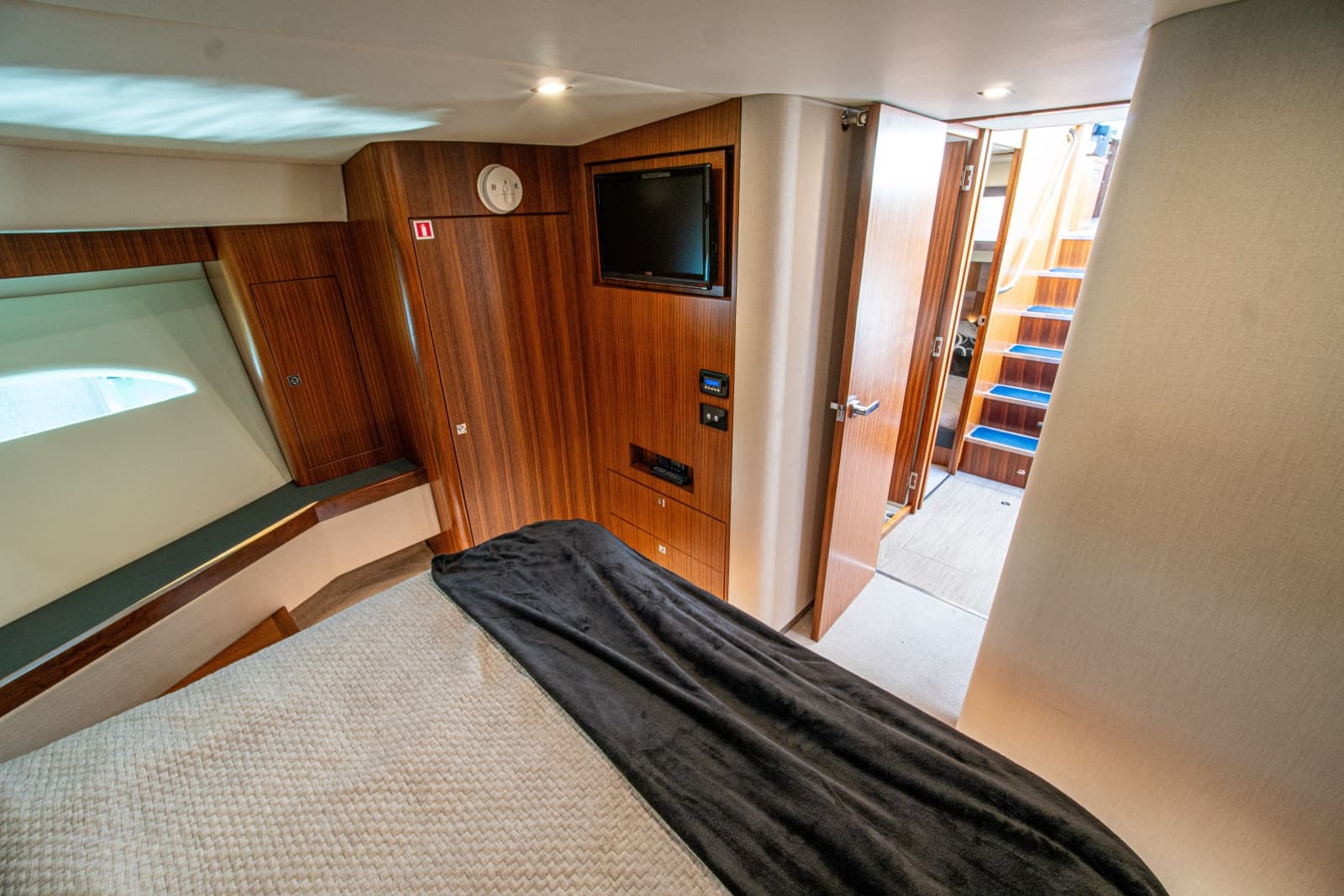 2015 Riviera 6000 Sport Yacht - Photo 60