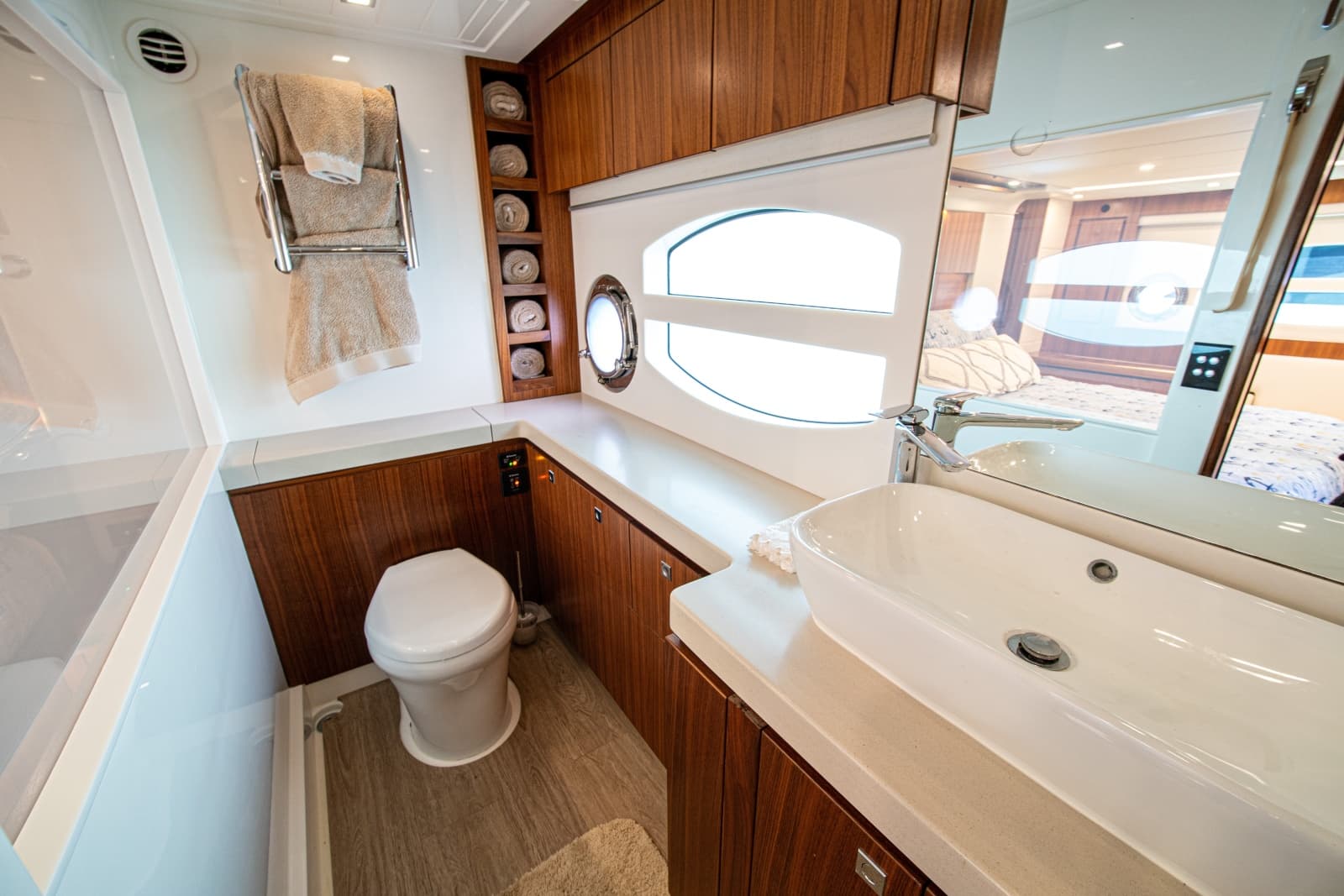 2015 Riviera 6000 Sport Yacht - Photo 53