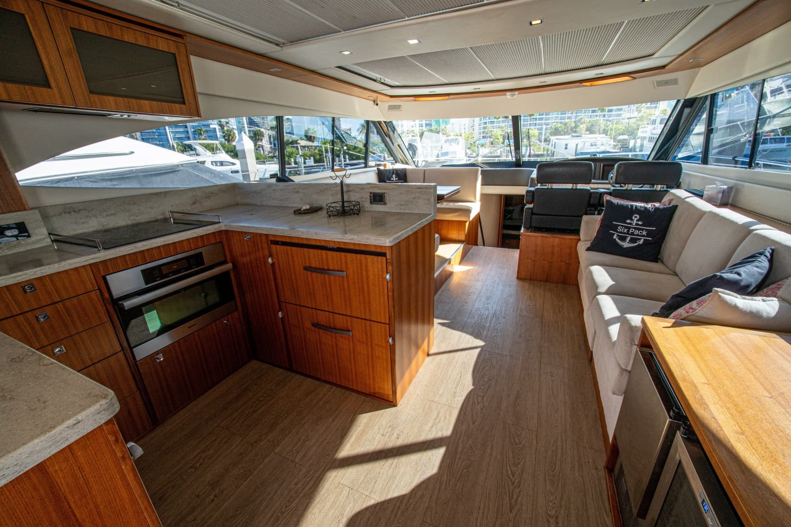 2015 Riviera 6000 Sport Yacht - Photo 28
