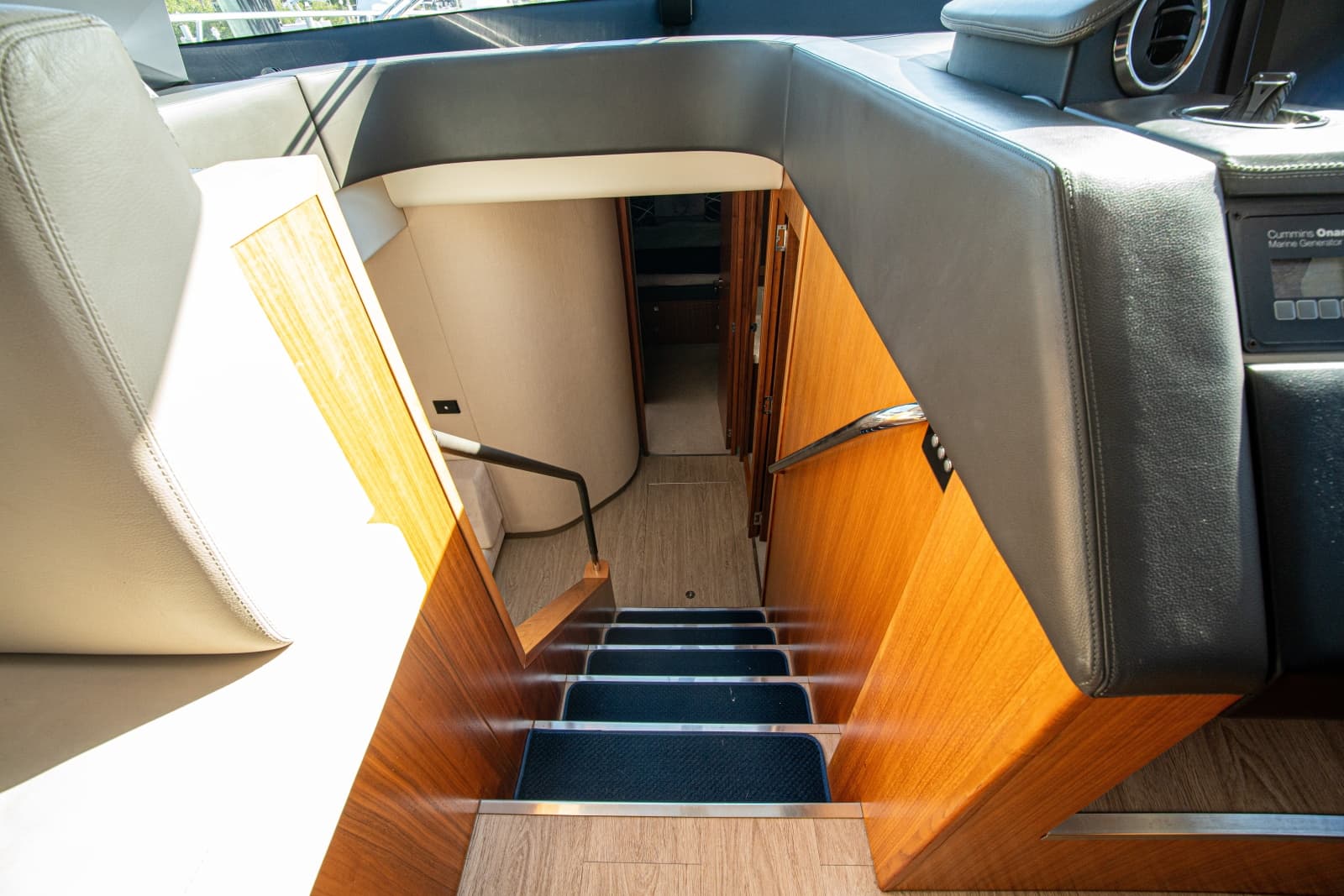 2015 Riviera 6000 Sport Yacht - Photo 38