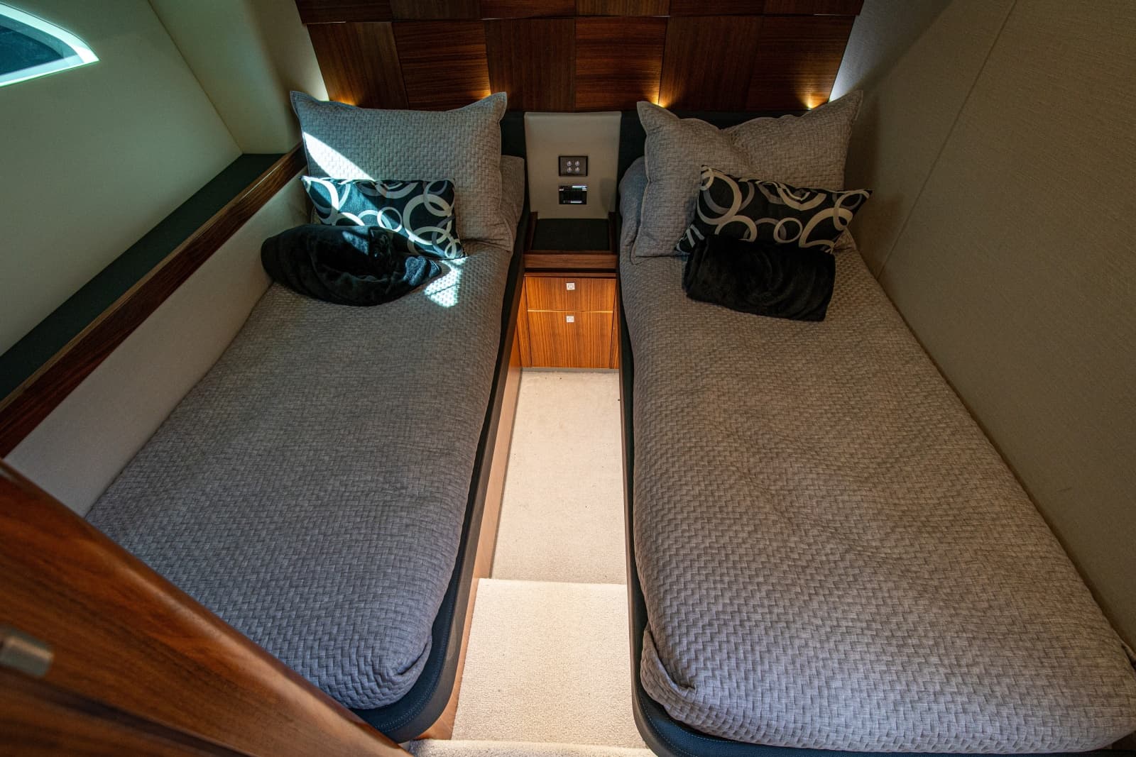 2015 Riviera 6000 Sport Yacht - Photo 44