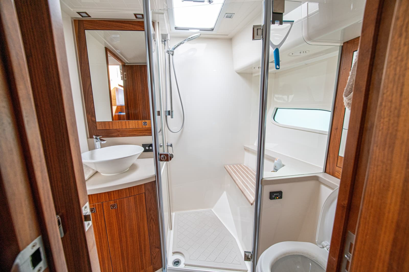 2015 Riviera 6000 Sport Yacht - Photo 45