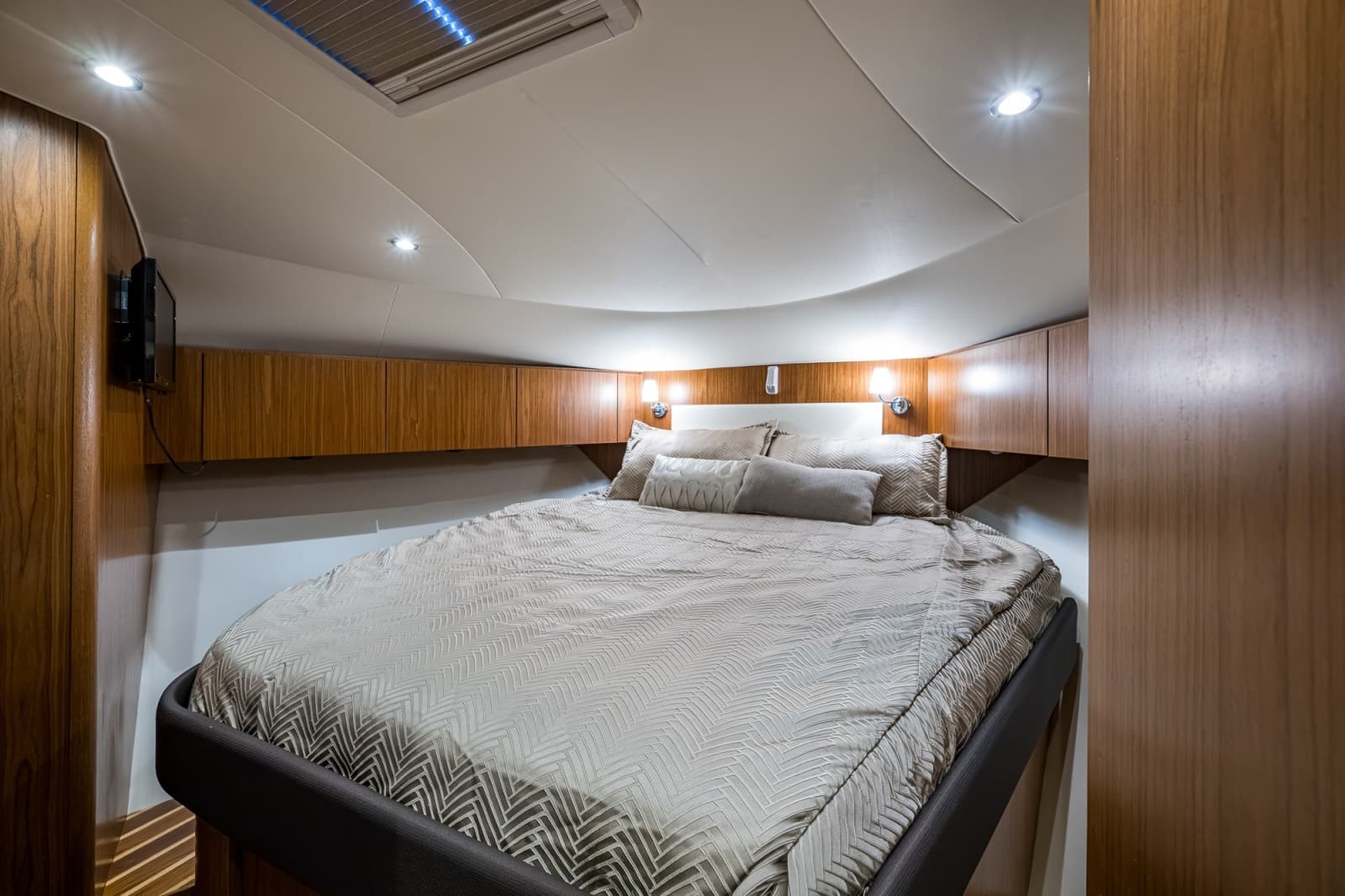 2018 Tiara Yachts 4300 Open - Photo 42