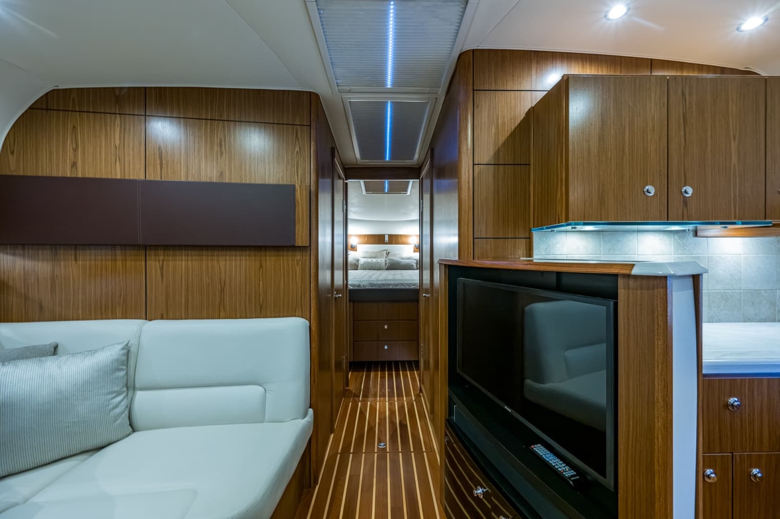 2018 Tiara Yachts 4300 Open - Photo 39