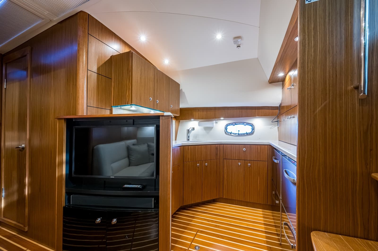 2018 Tiara Yachts 4300 Open - Photo 36